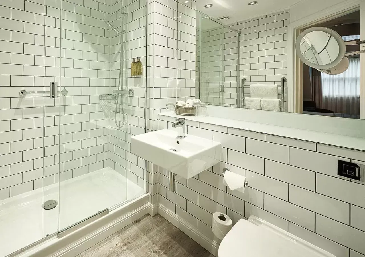 Shower, Bathroom in Oban Bay Hotel