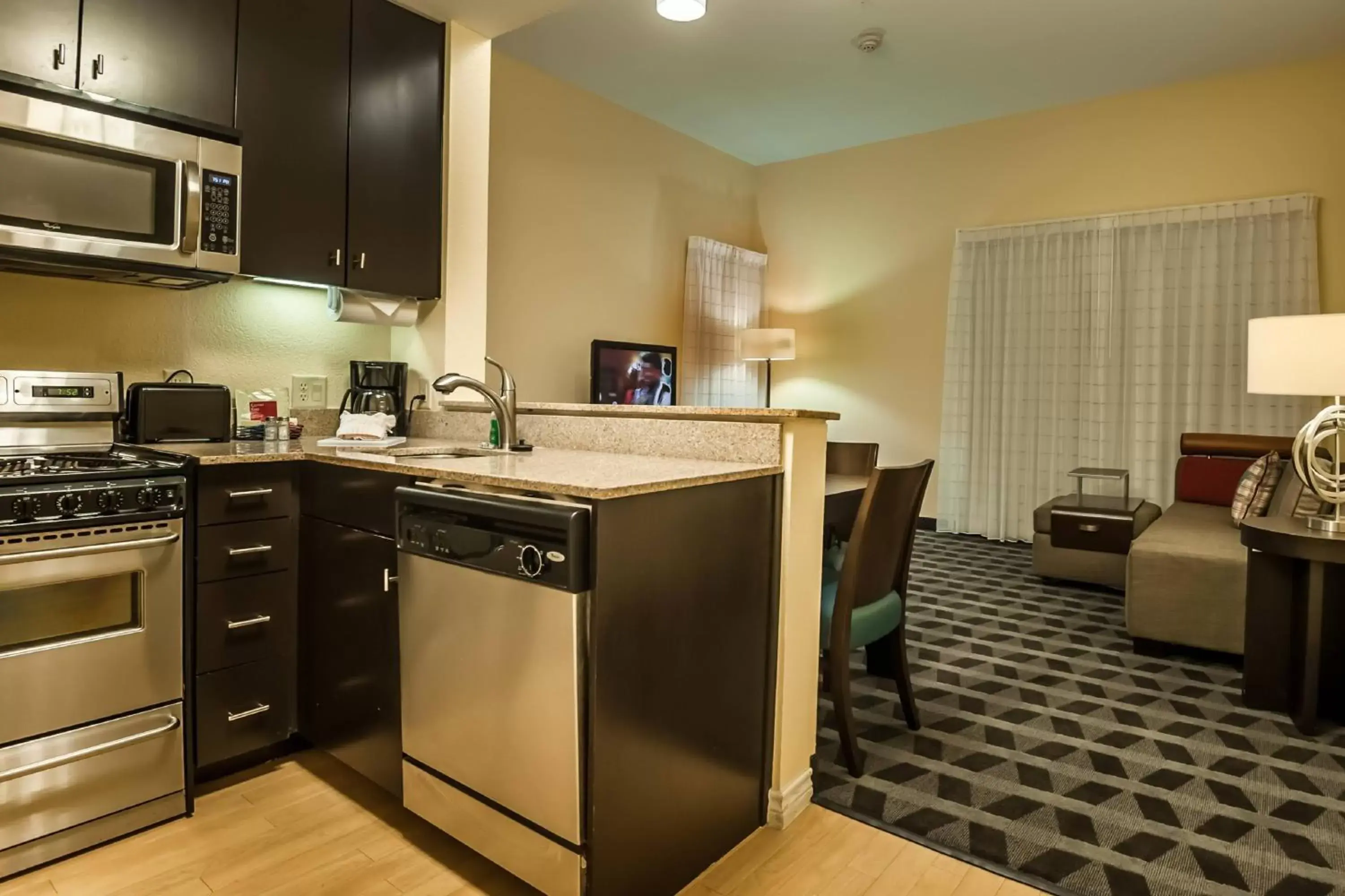 Kitchen or kitchenette, Kitchen/Kitchenette in TownePlace Suites Dallas DeSoto