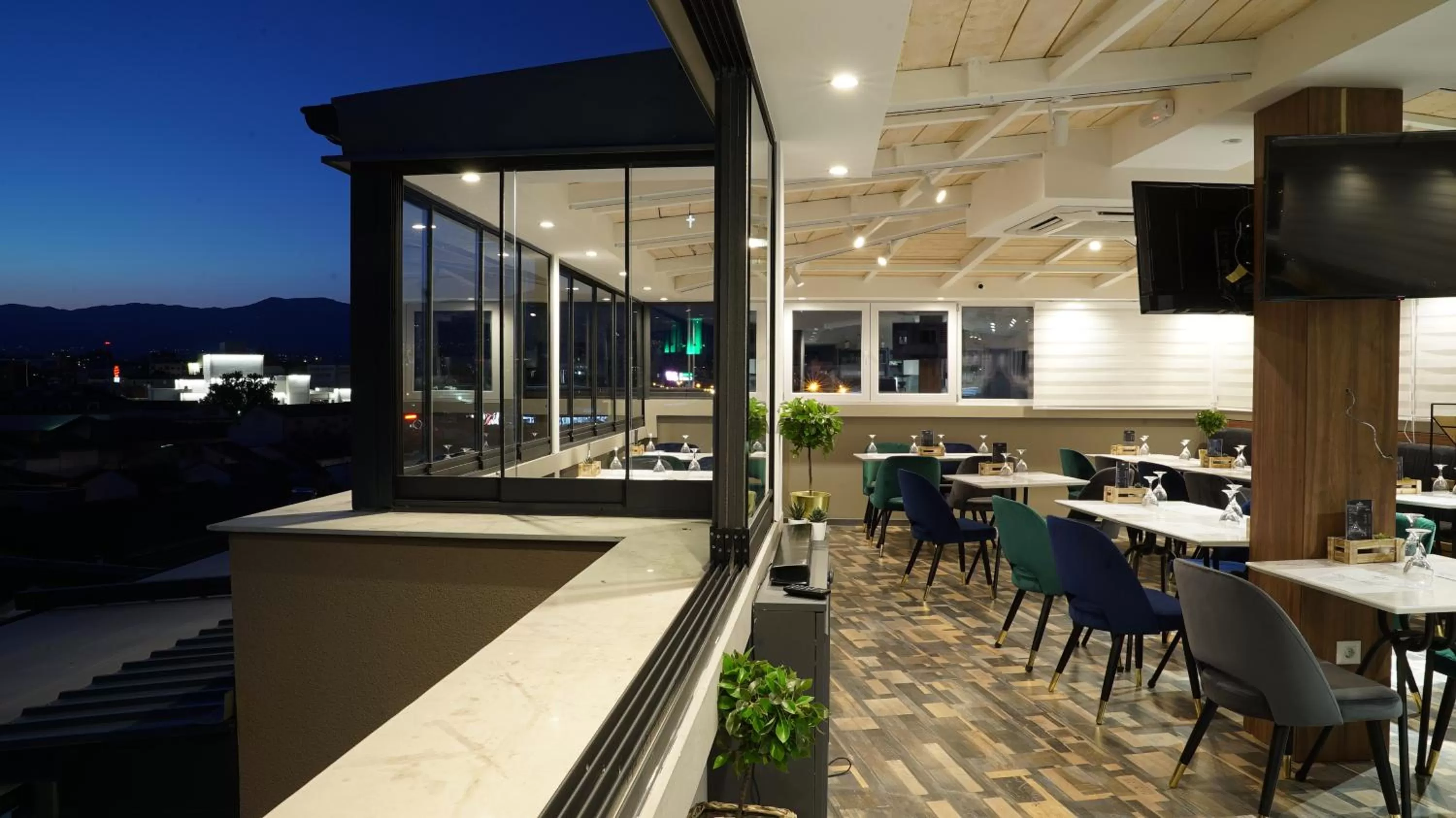 Restaurant/places to eat in Hotel Premium