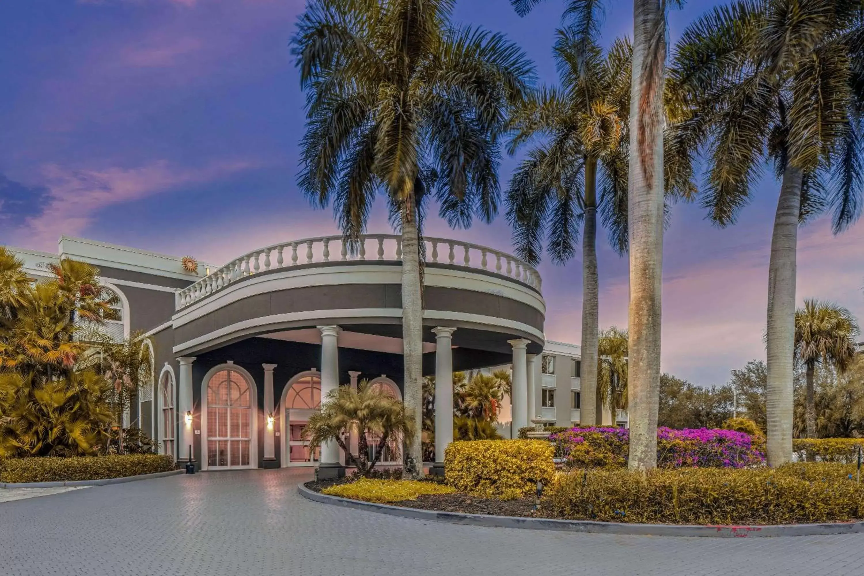 Property building in La Quinta by Wyndham Naples Downtown Property building in La Quinta by Wyndham Naples Downtown