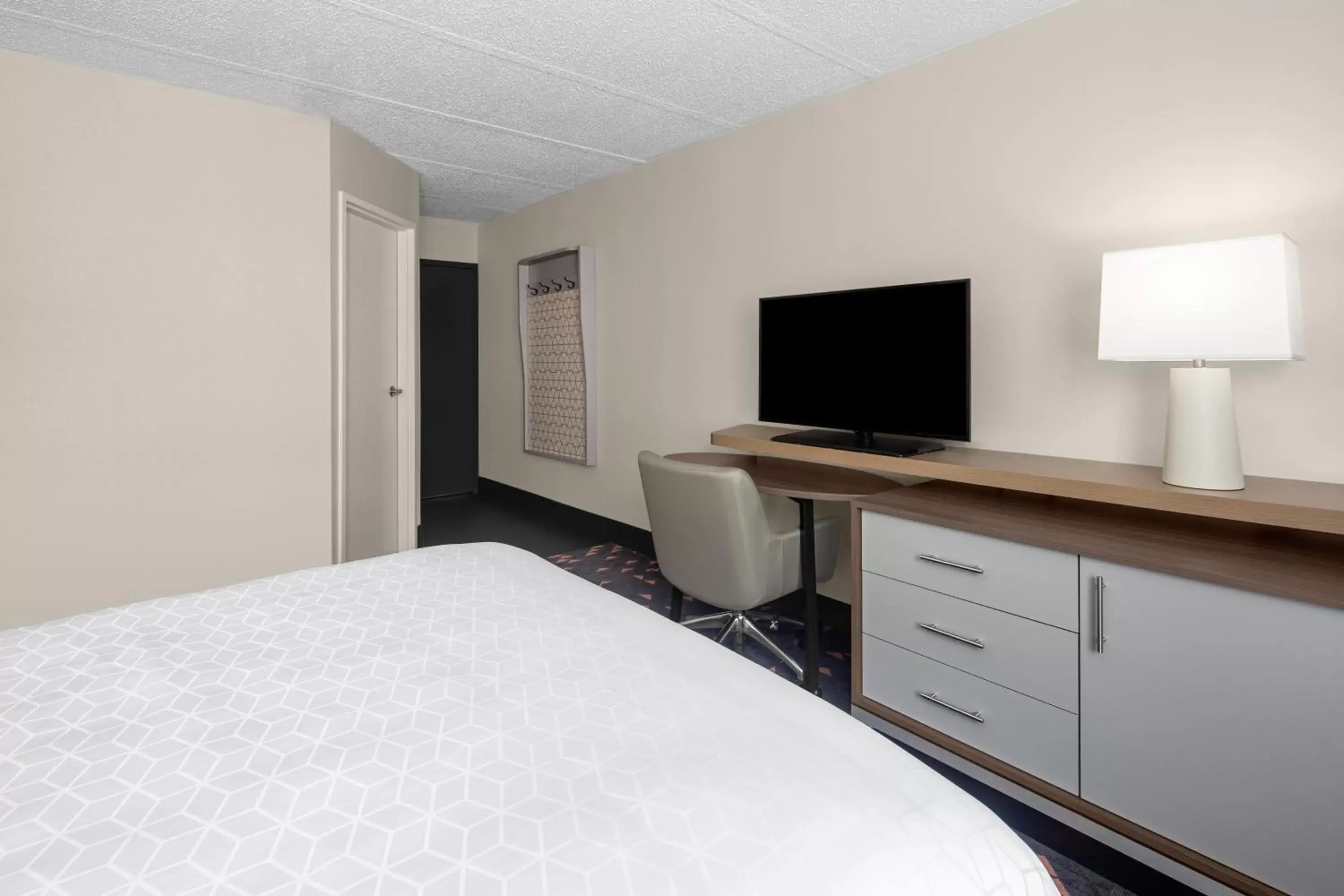 Bedroom, TV/Entertainment Center in Holiday Inn Hasbrouck Heights-Meadowlands, an IHG Hotel