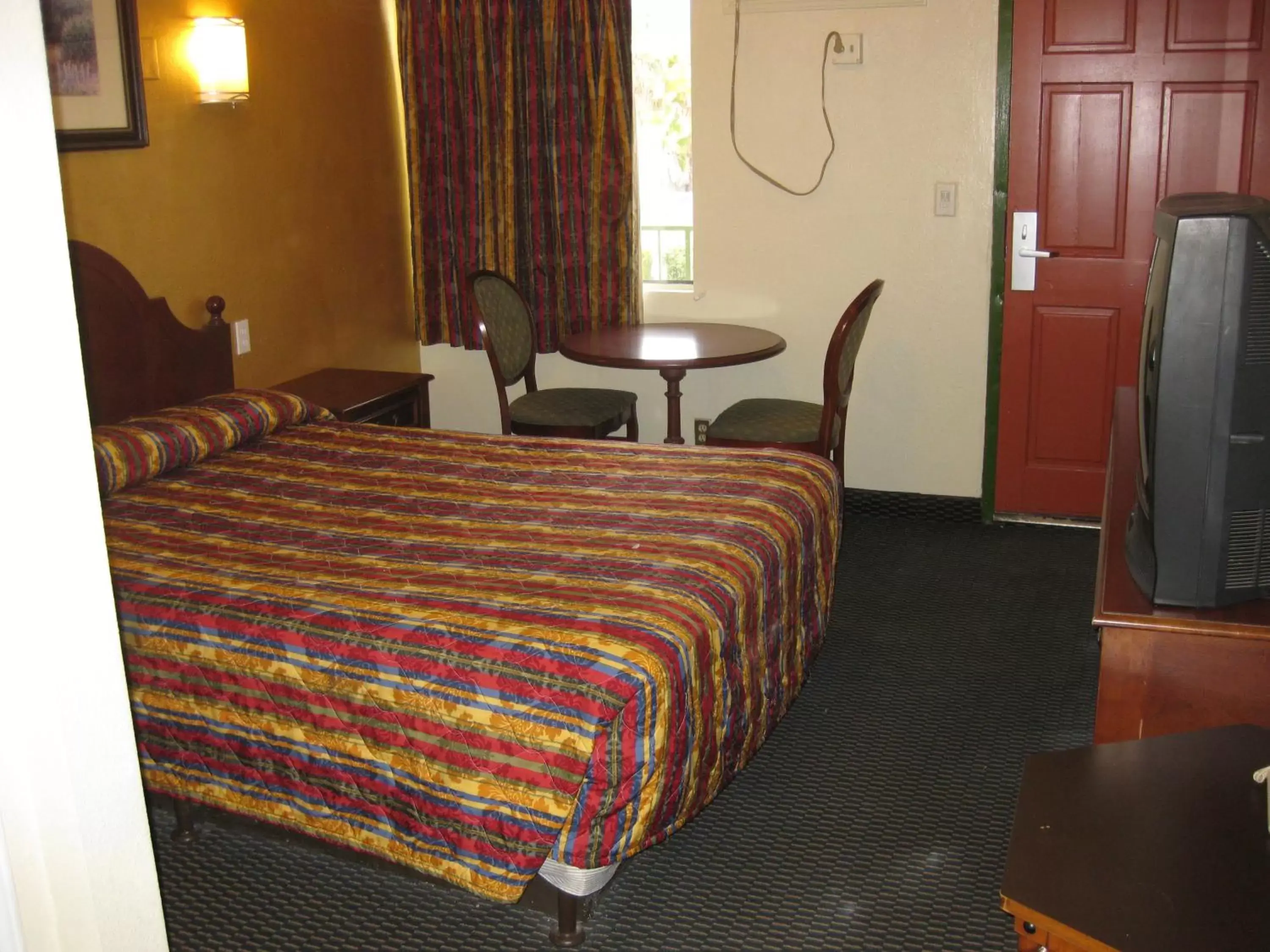 Photo of the whole room, Bed in Sunshine Motel