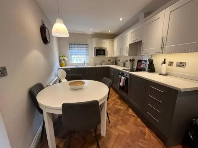 Dining area, Kitchen/Kitchenette in Goodramgate Apartments