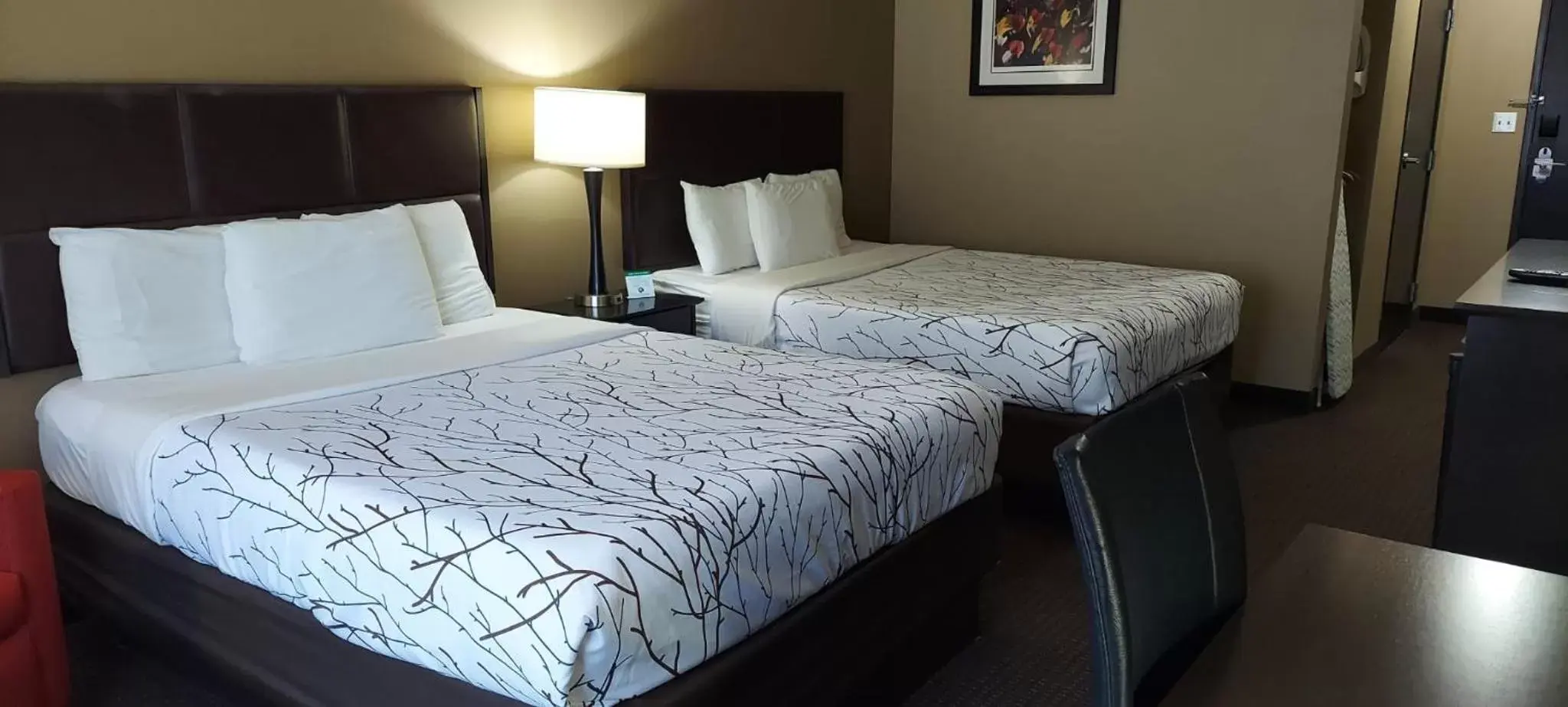 Bed in Parkwood Inn & Suites