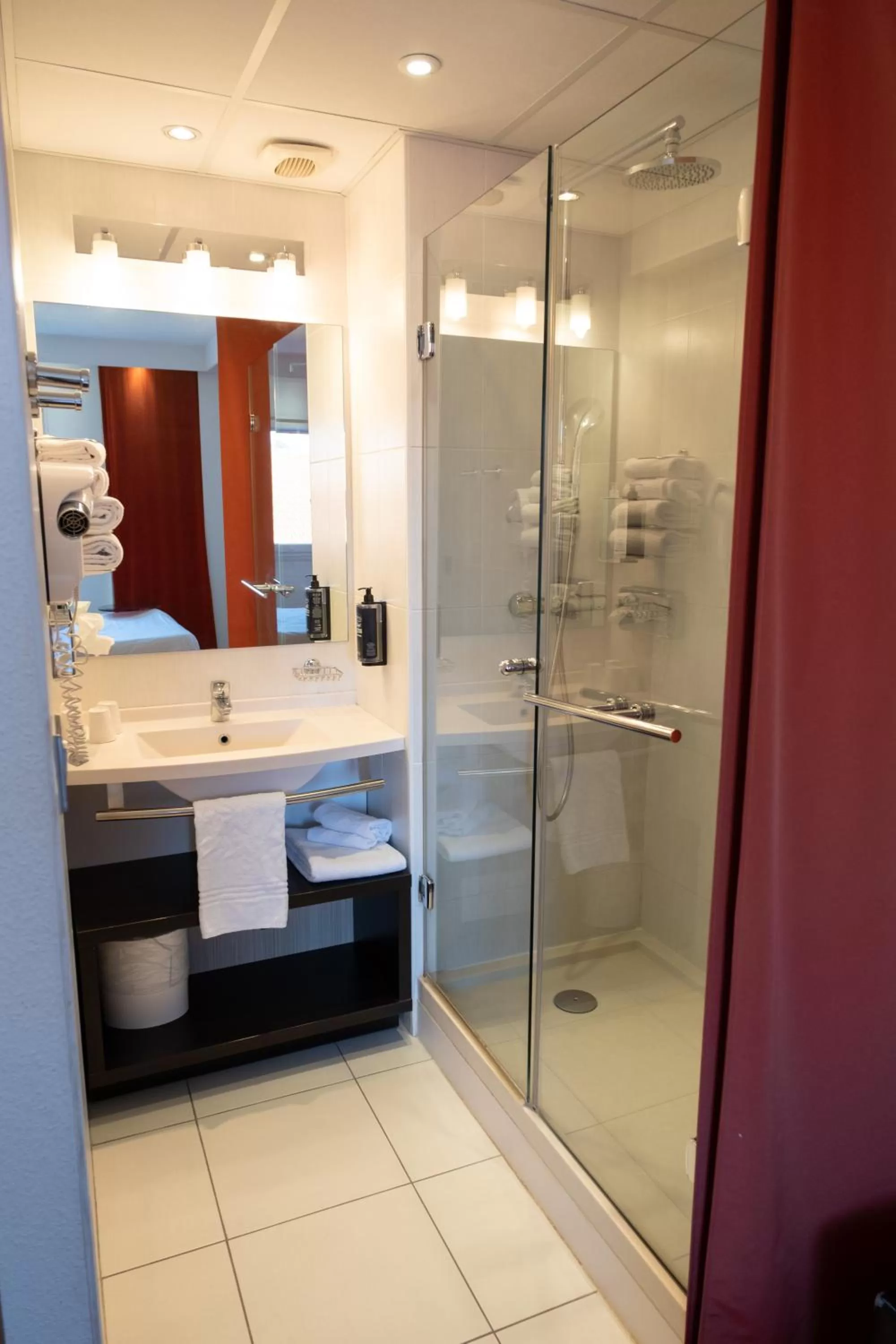 Bathroom in ibis Styles Saint Dizier