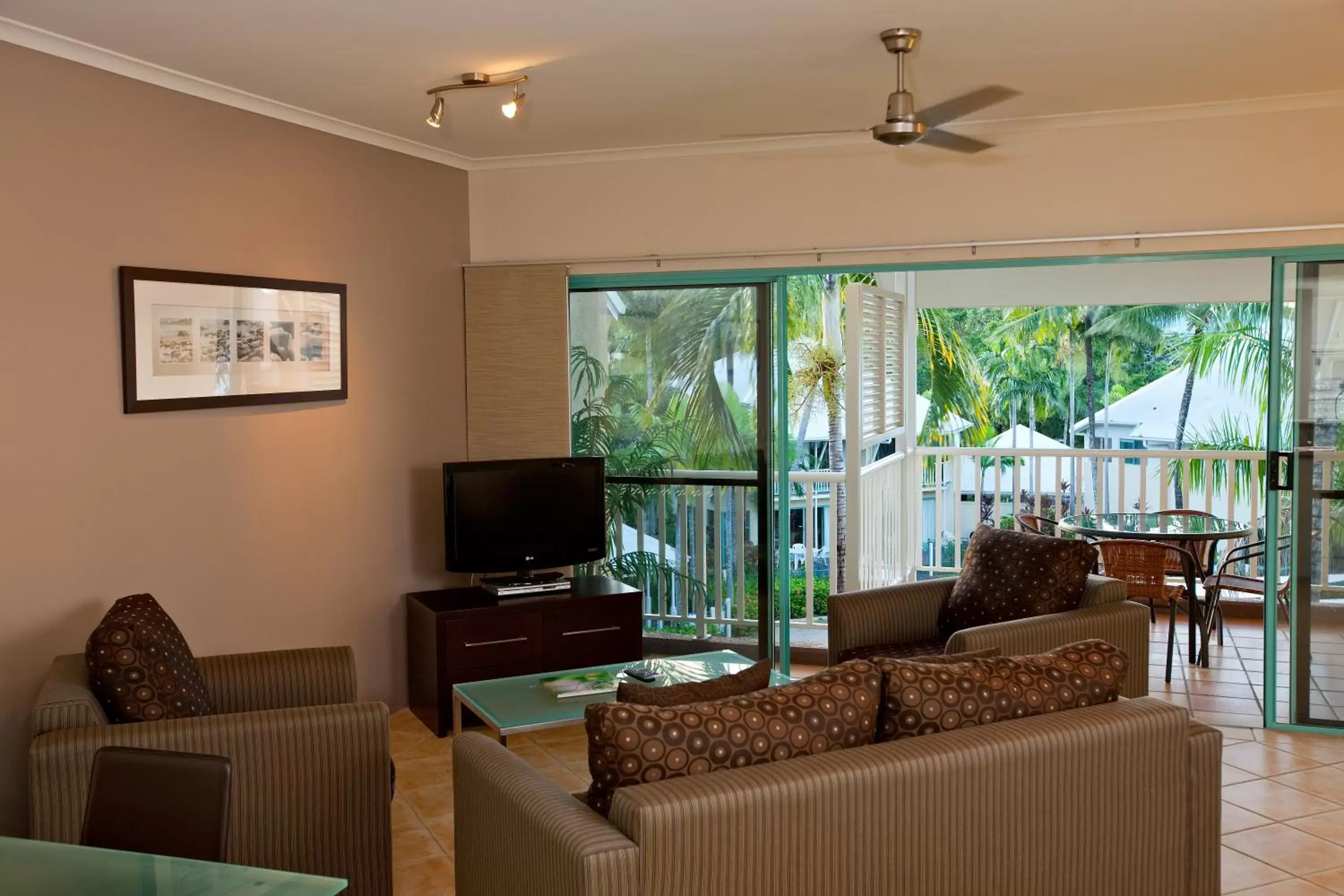 Living room, Seating Area in Coral Sands Beachfront Resort