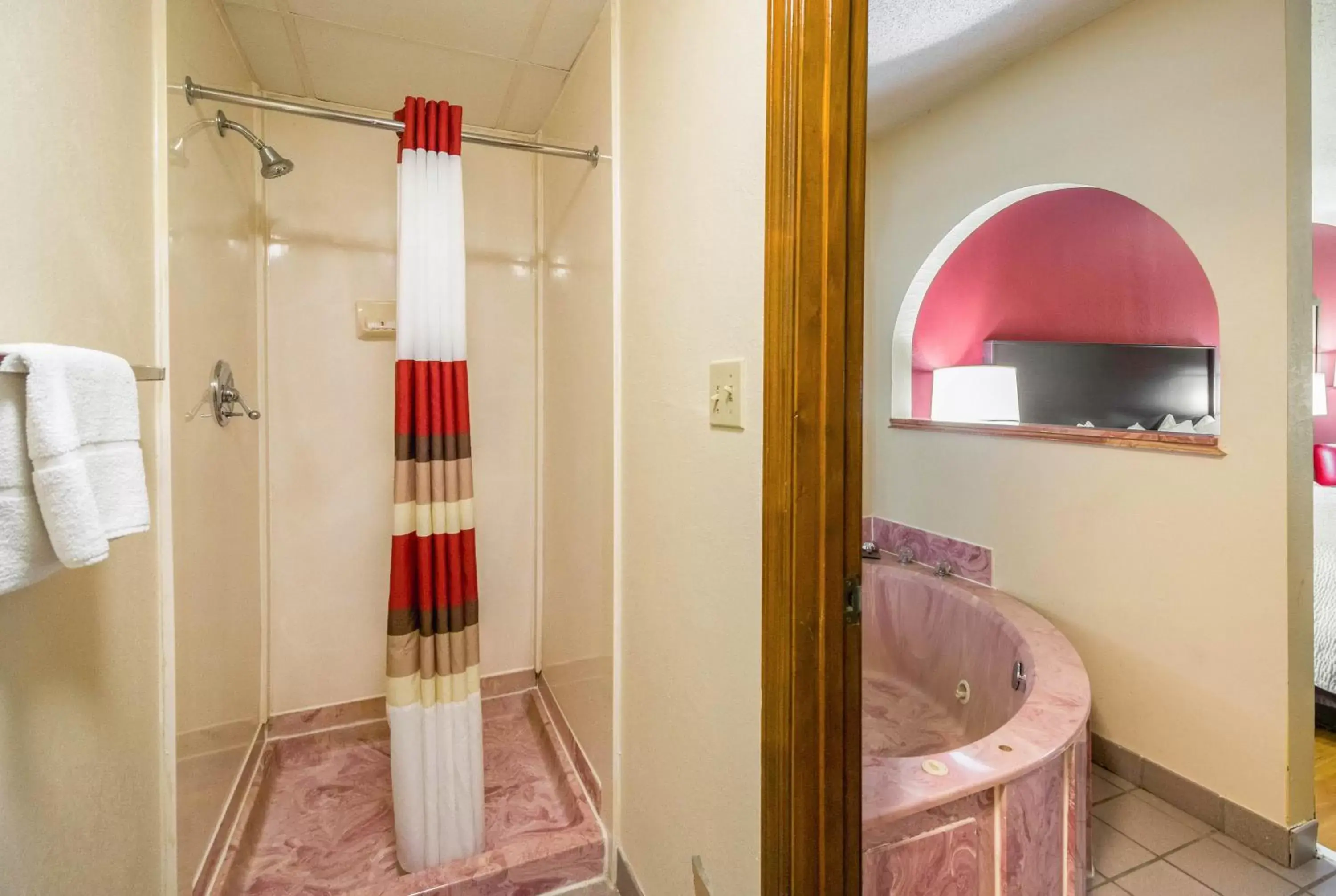 Spa and wellness centre/facilities, Bathroom in Red Roof Inn Clarksville