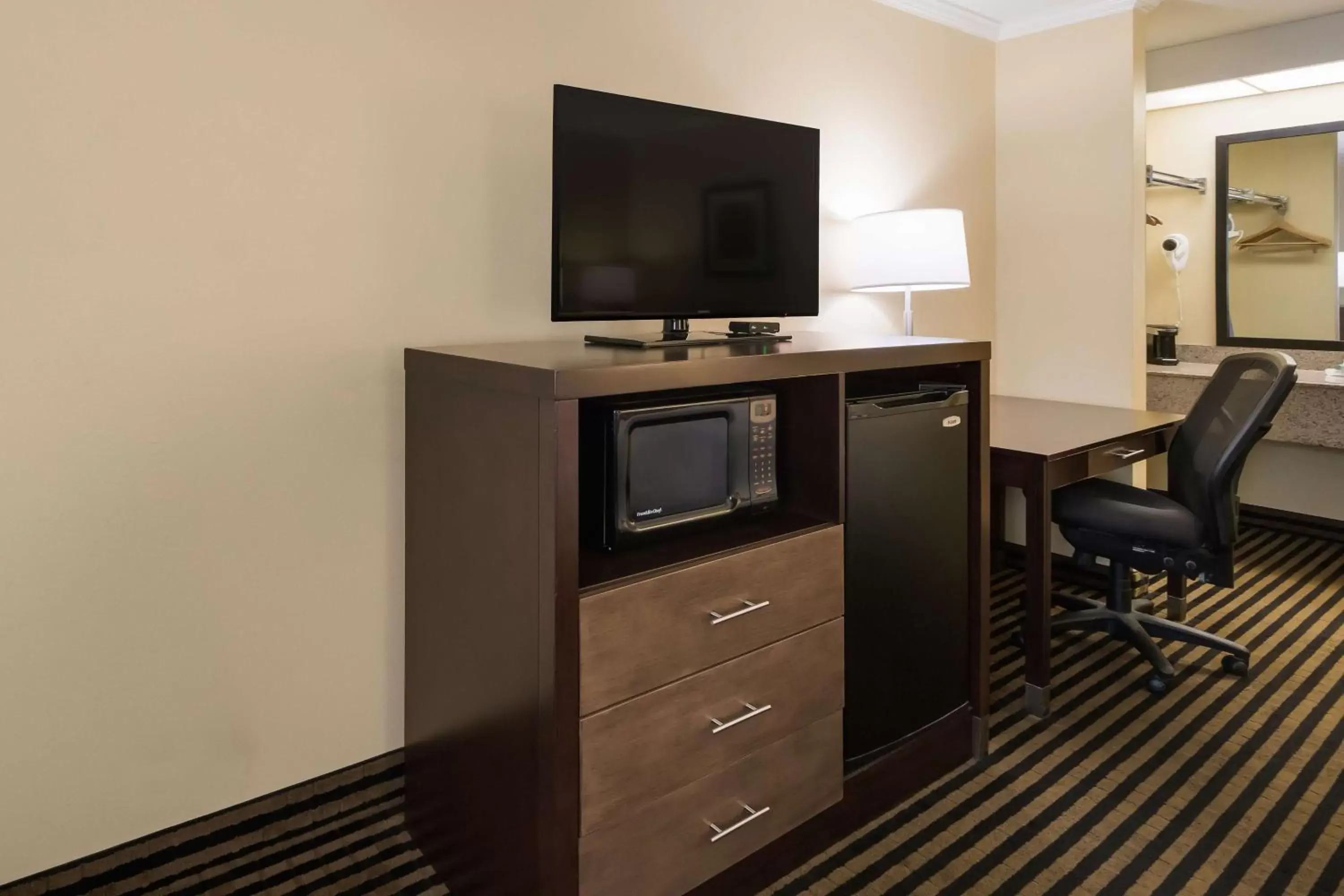 Bedroom, TV/Entertainment Center in Best Western - McKenzie