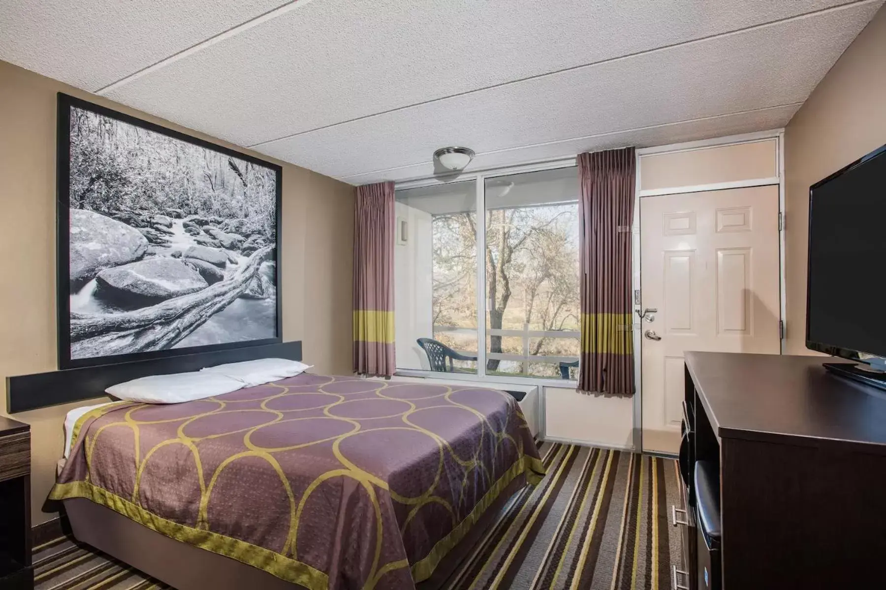 Bedroom in Super 8 by Wyndham Sevierville Riverside