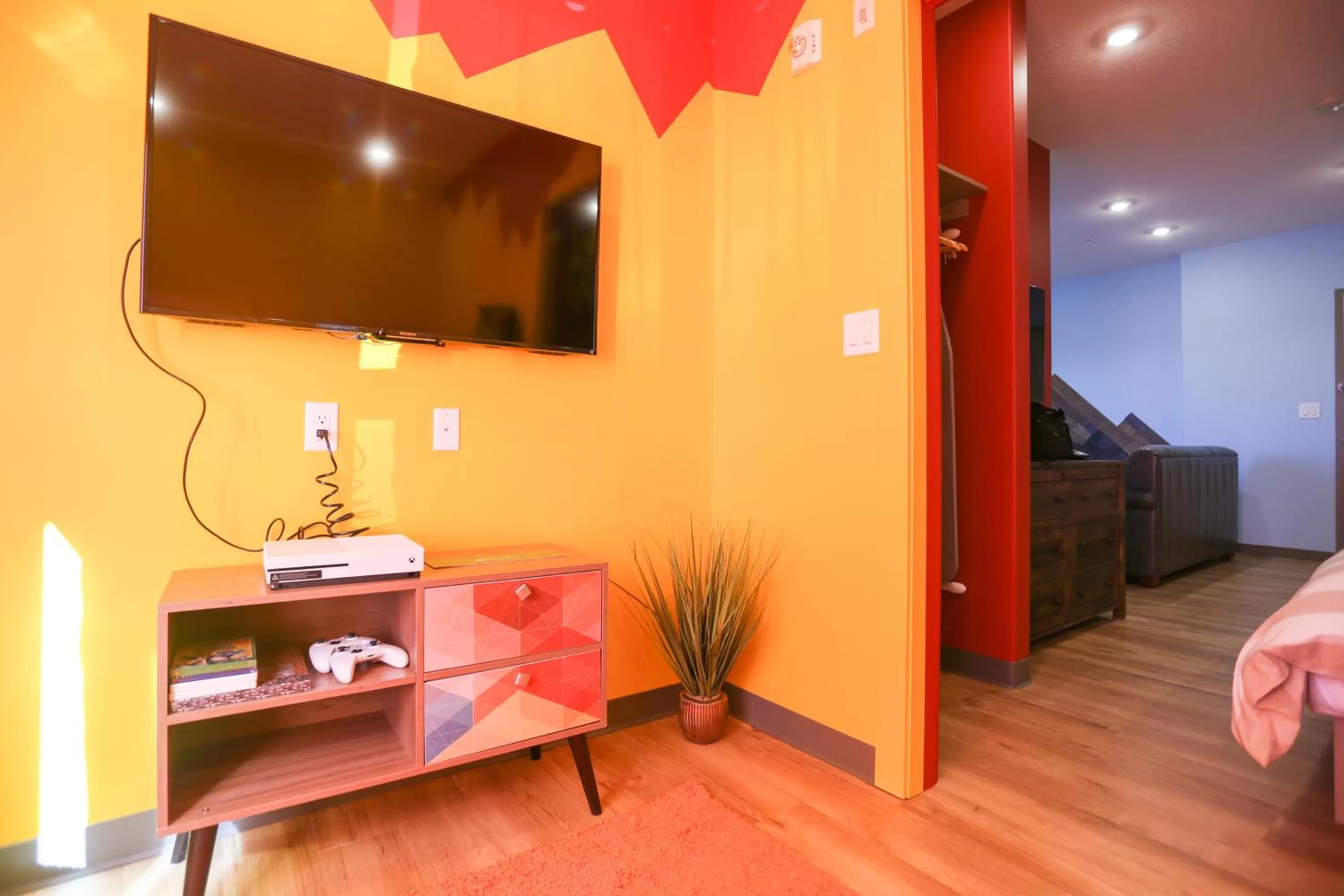 TV and multimedia, Bed in Days Inn by Wyndham Calgary North Balzac