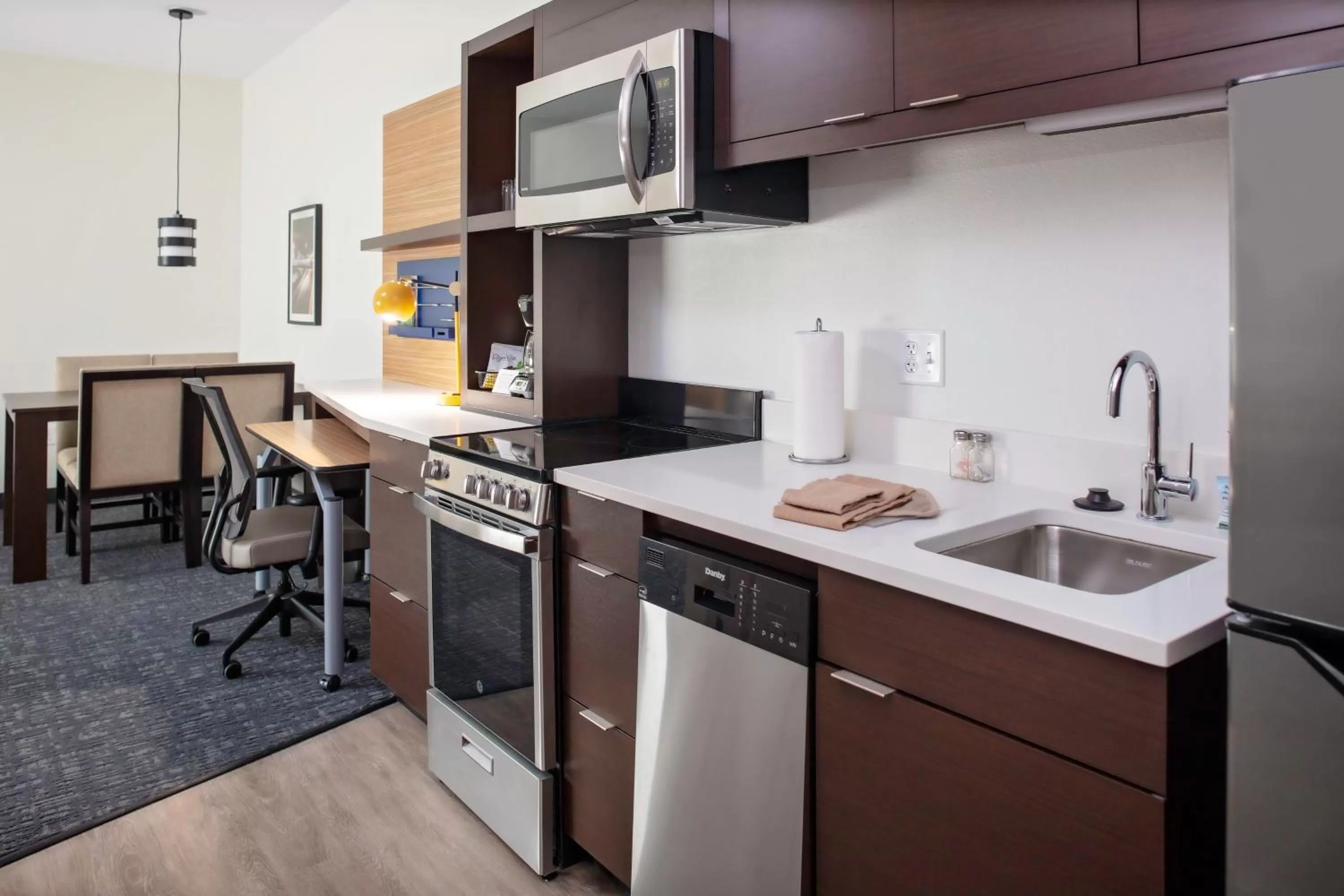 kitchen in TownePlace Suites by Marriott Orlando Airport