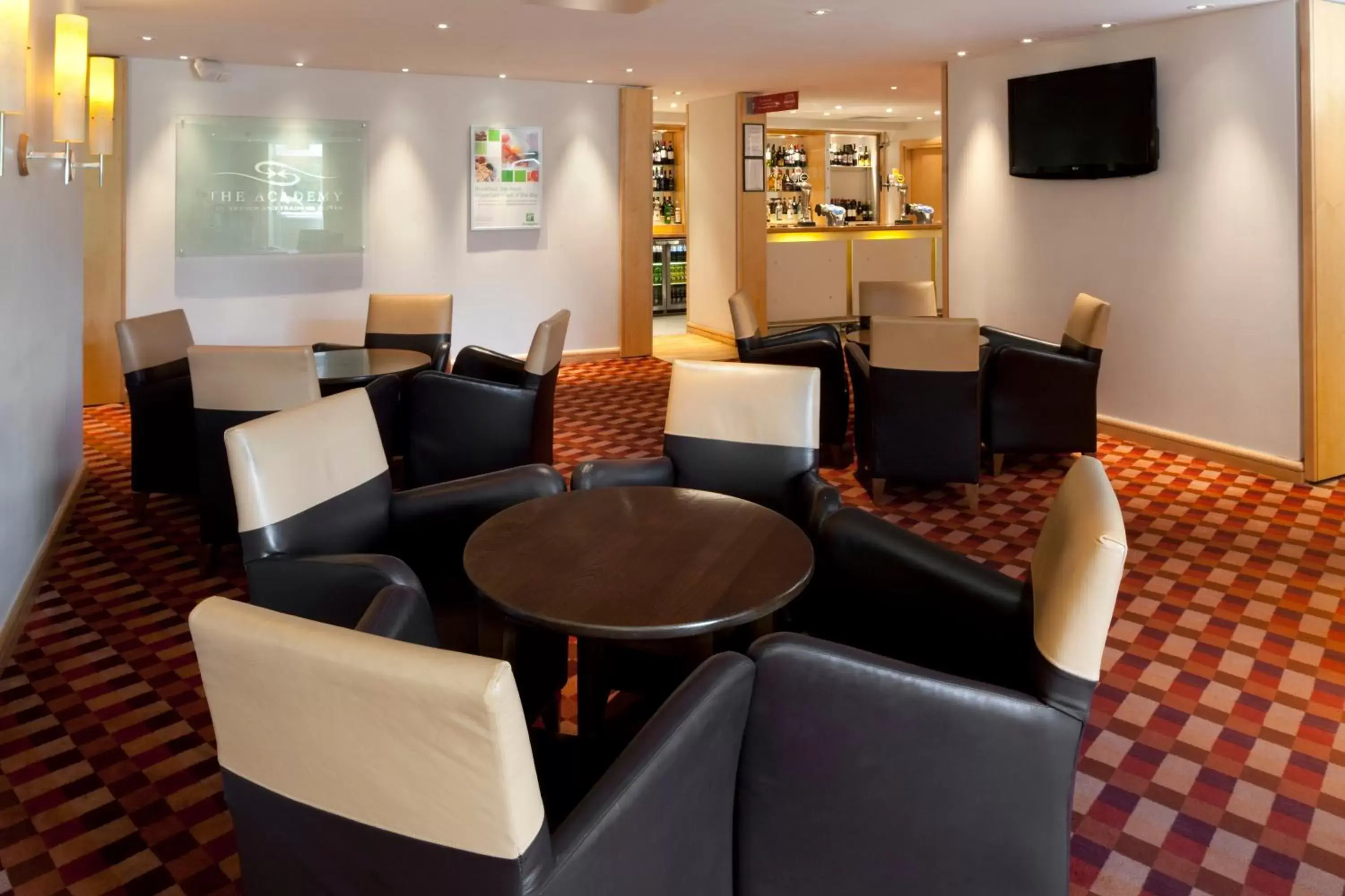 Lobby or reception, Lounge/Bar in Holiday Inn Basingstoke, an IHG Hotel