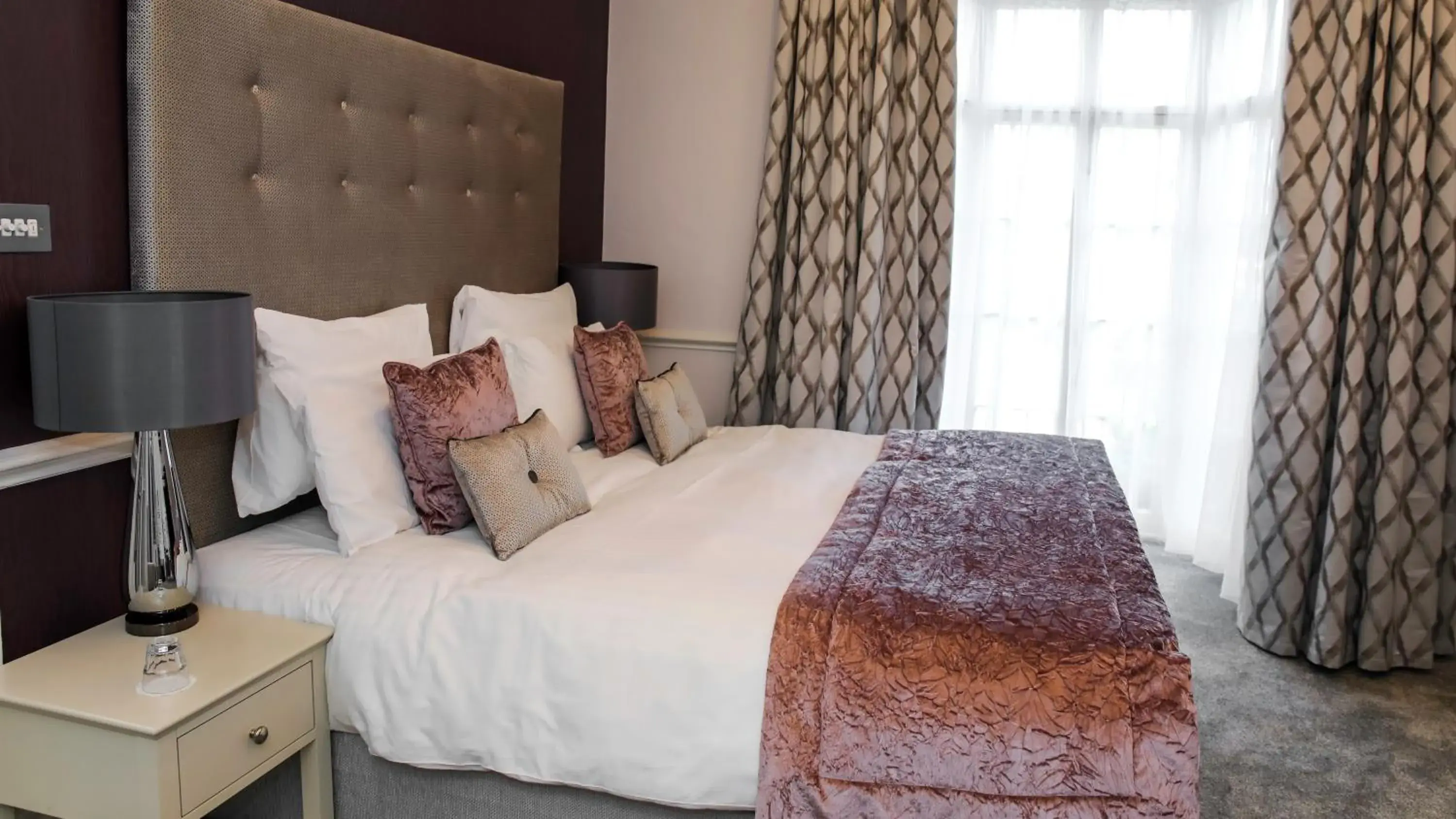 Bedroom, Bed in Queens Court Hotel
