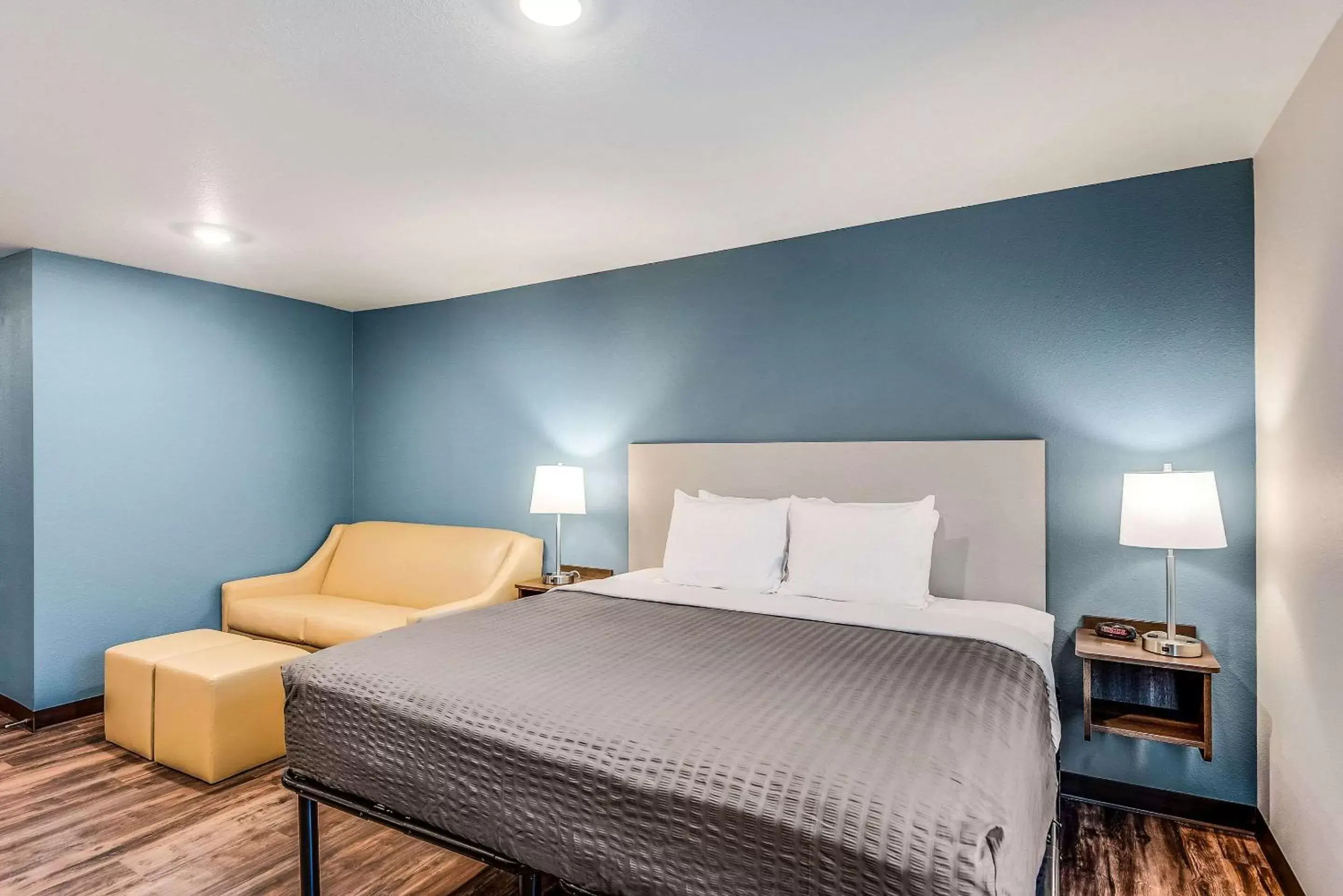 King Room with tub - single occupancy - Accessible/Non-Smoking in WoodSpring Suites West Des Moines King Room with tub - single occupancy - Accessible/Non-Smoking in WoodSpring Suites West Des Moines