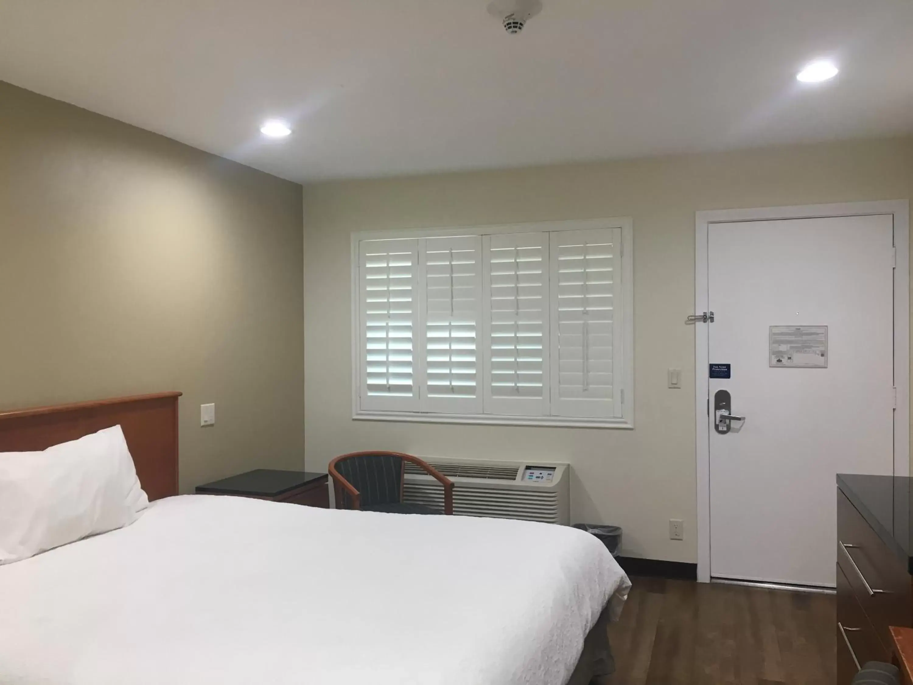 Queen Room - Disability Access in Simply Home Inn & Suites - Riverside Queen Room - Disability Access in Simply Home Inn & Suites - Riverside