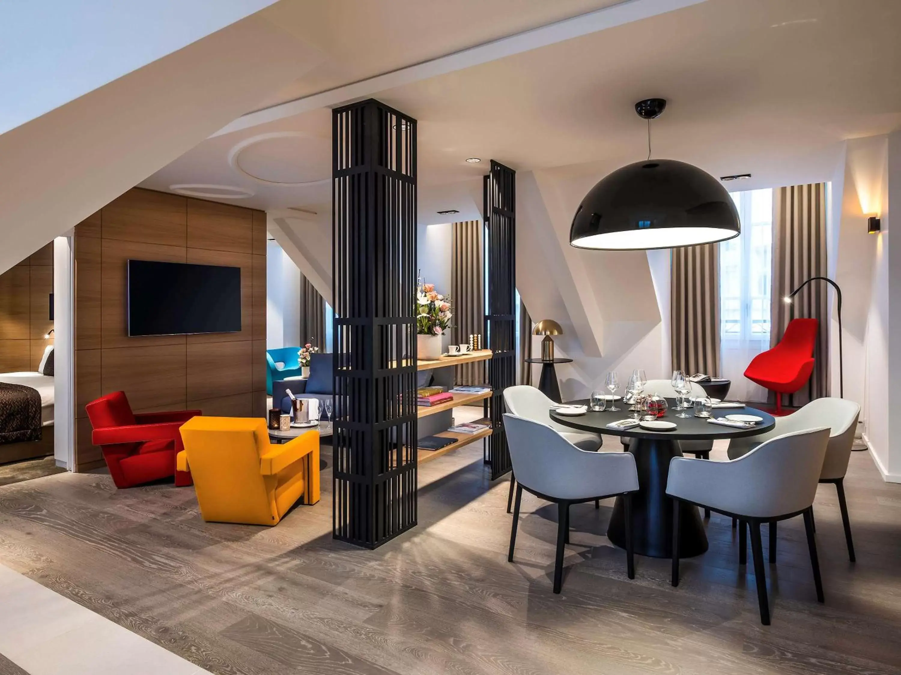 Photo of the whole room, Dining Area in Grand Hotel La Cloche Dijon - MGallery