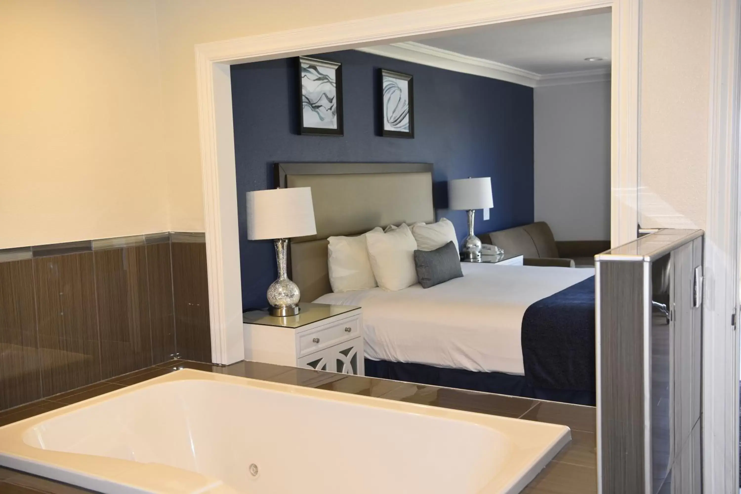 Bedroom, Bathroom in Bodega Coast Inn and Suites
