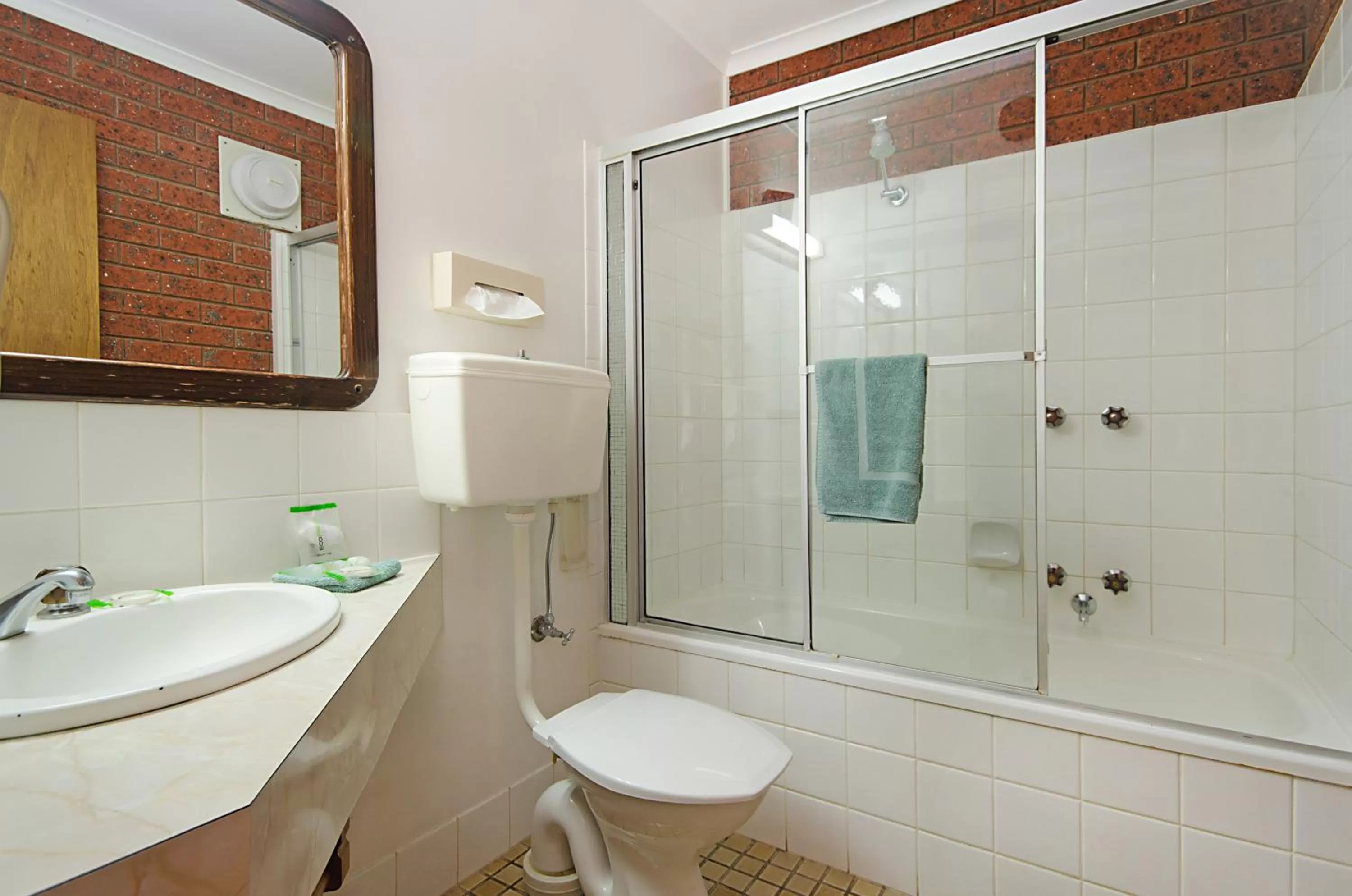 Bathroom in Whalers Rest Motor Inn