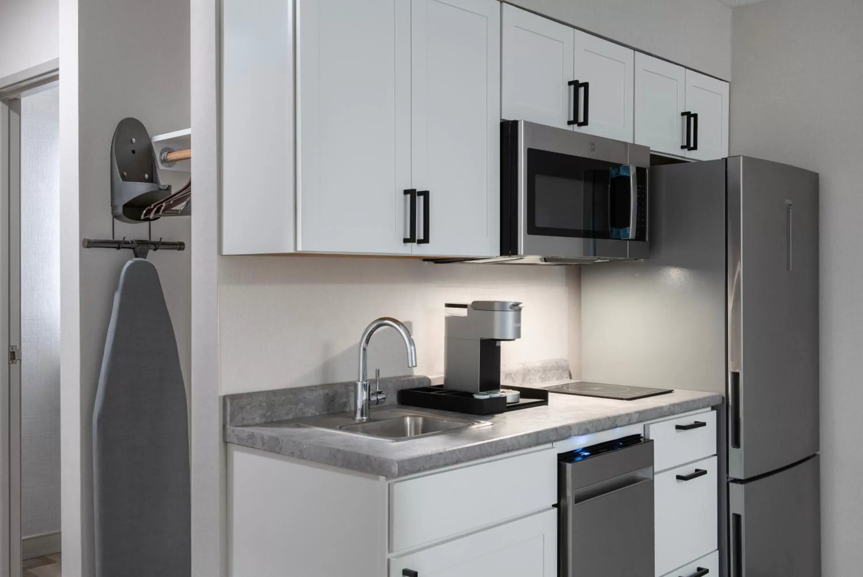 Kitchen or kitchenette, Kitchen/Kitchenette in La Quinta by Wyndham South Burlington