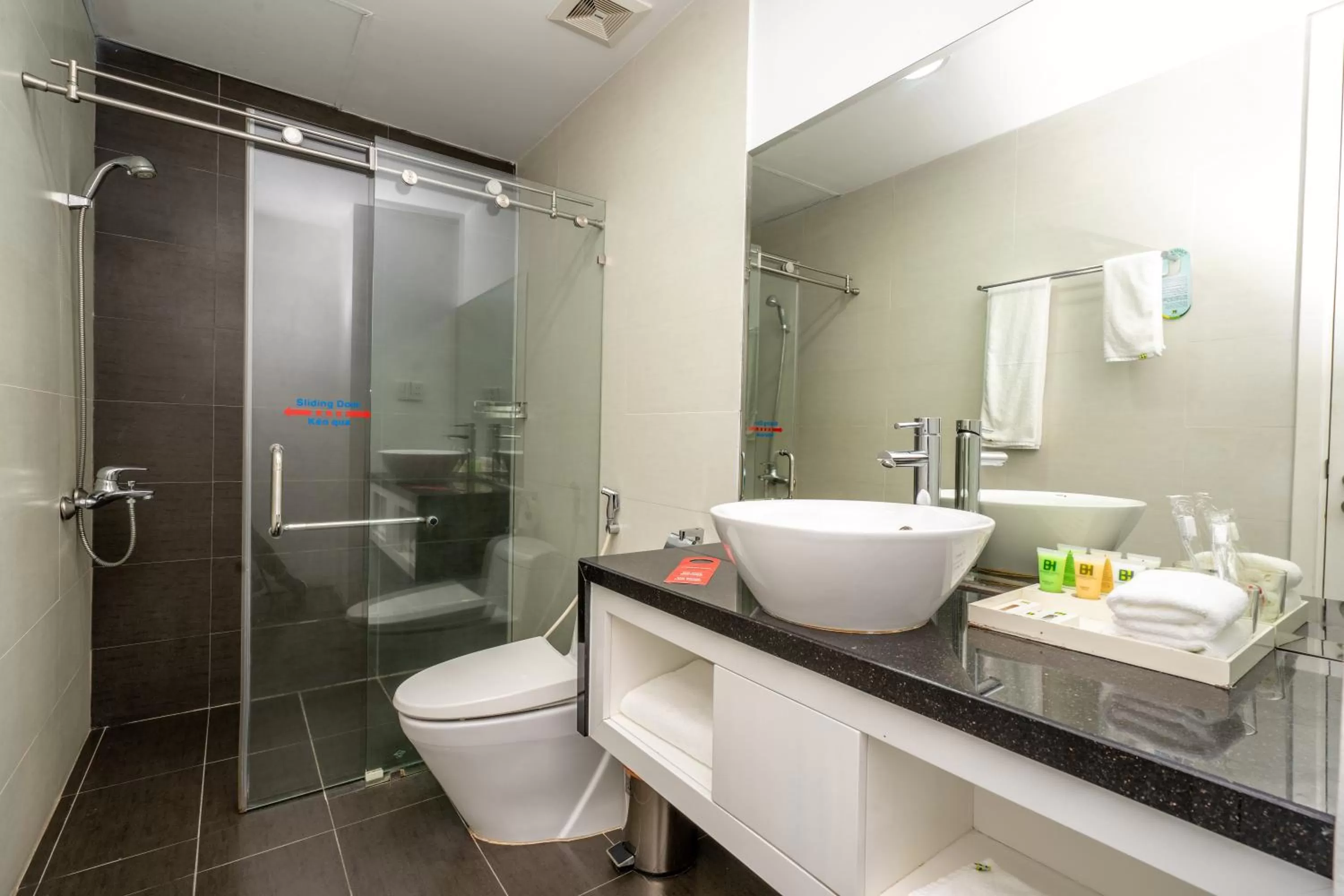 Shower in Becamex Hotel Thu Dau Mot