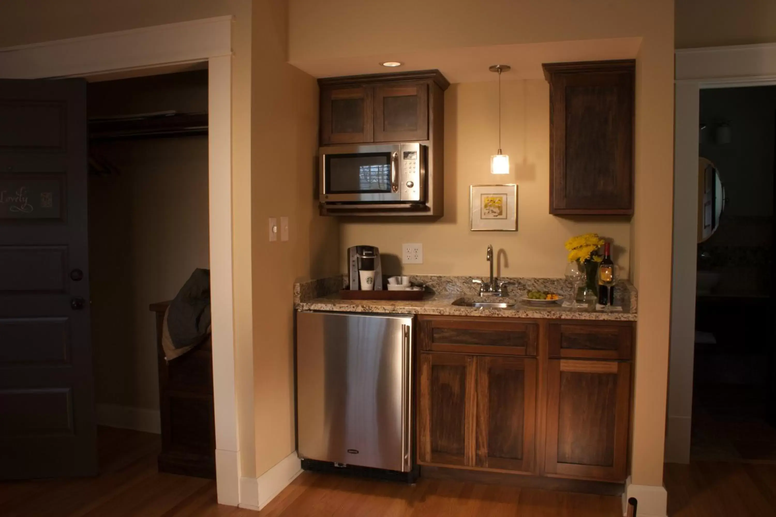 Kitchen/Kitchenette in Showers Inn