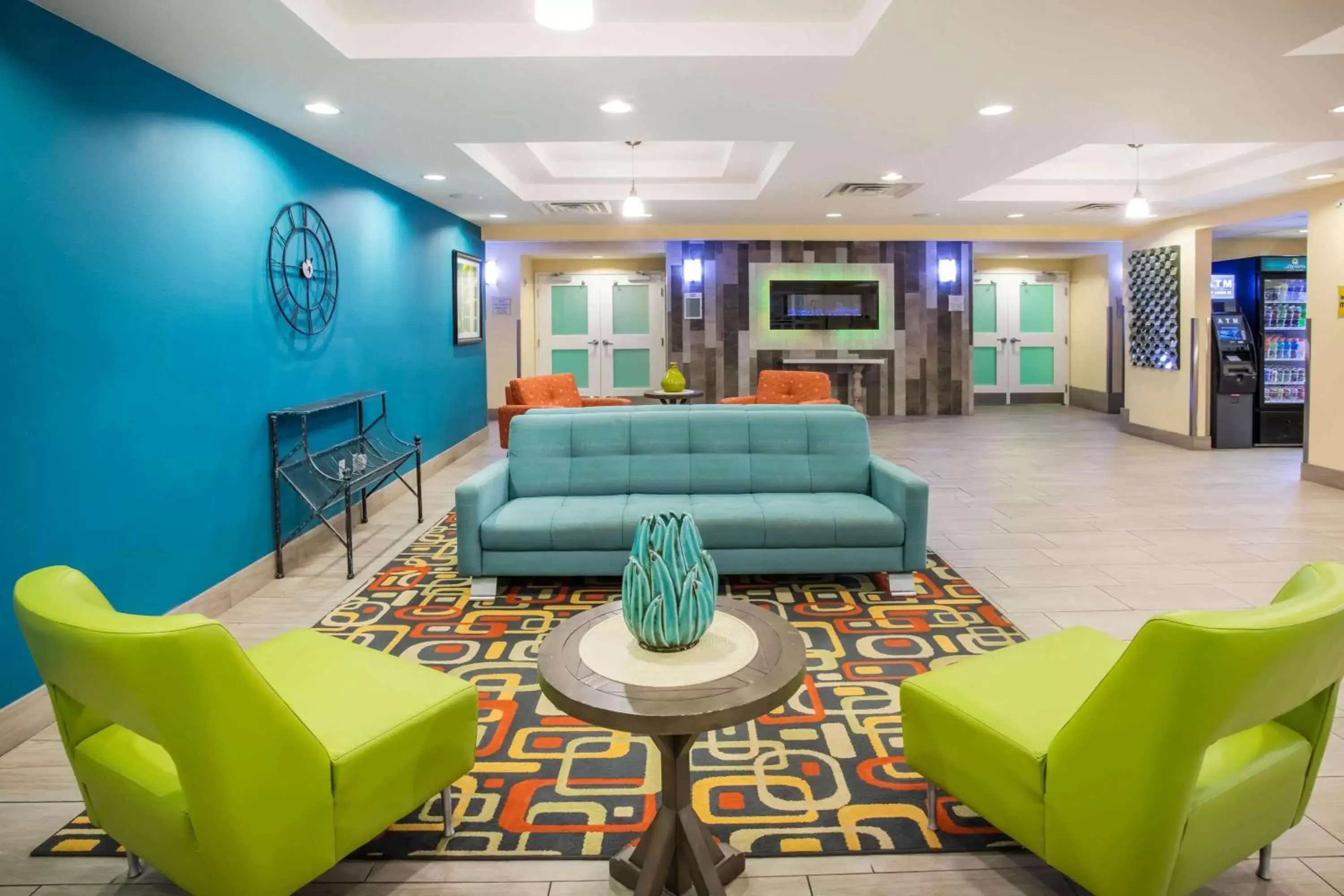 Lobby or reception, Seating Area in La Quinta by Wyndham Rochester Mayo Clinic Area South