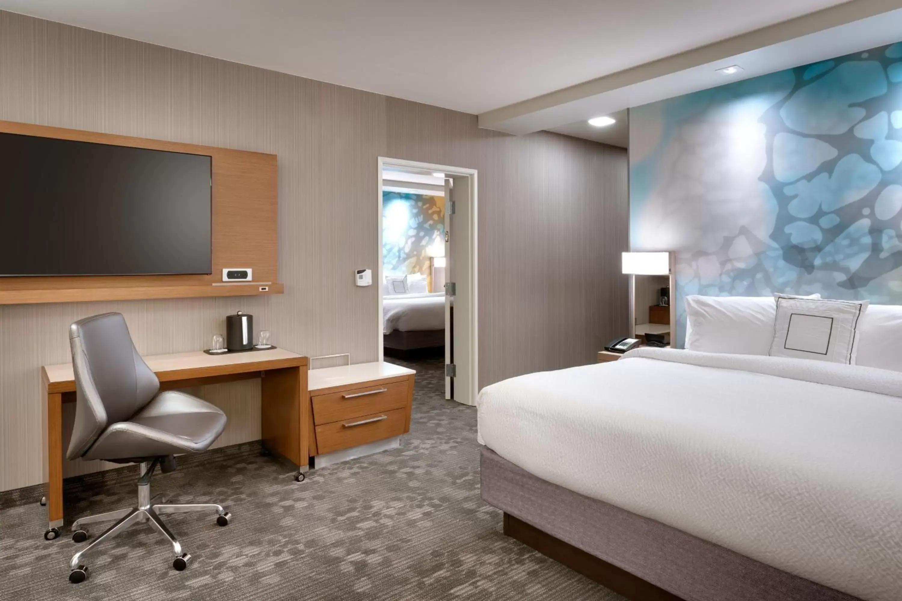 Photo of the whole room, Bed in Courtyard by Marriott Los Angeles LAX/Hawthorne