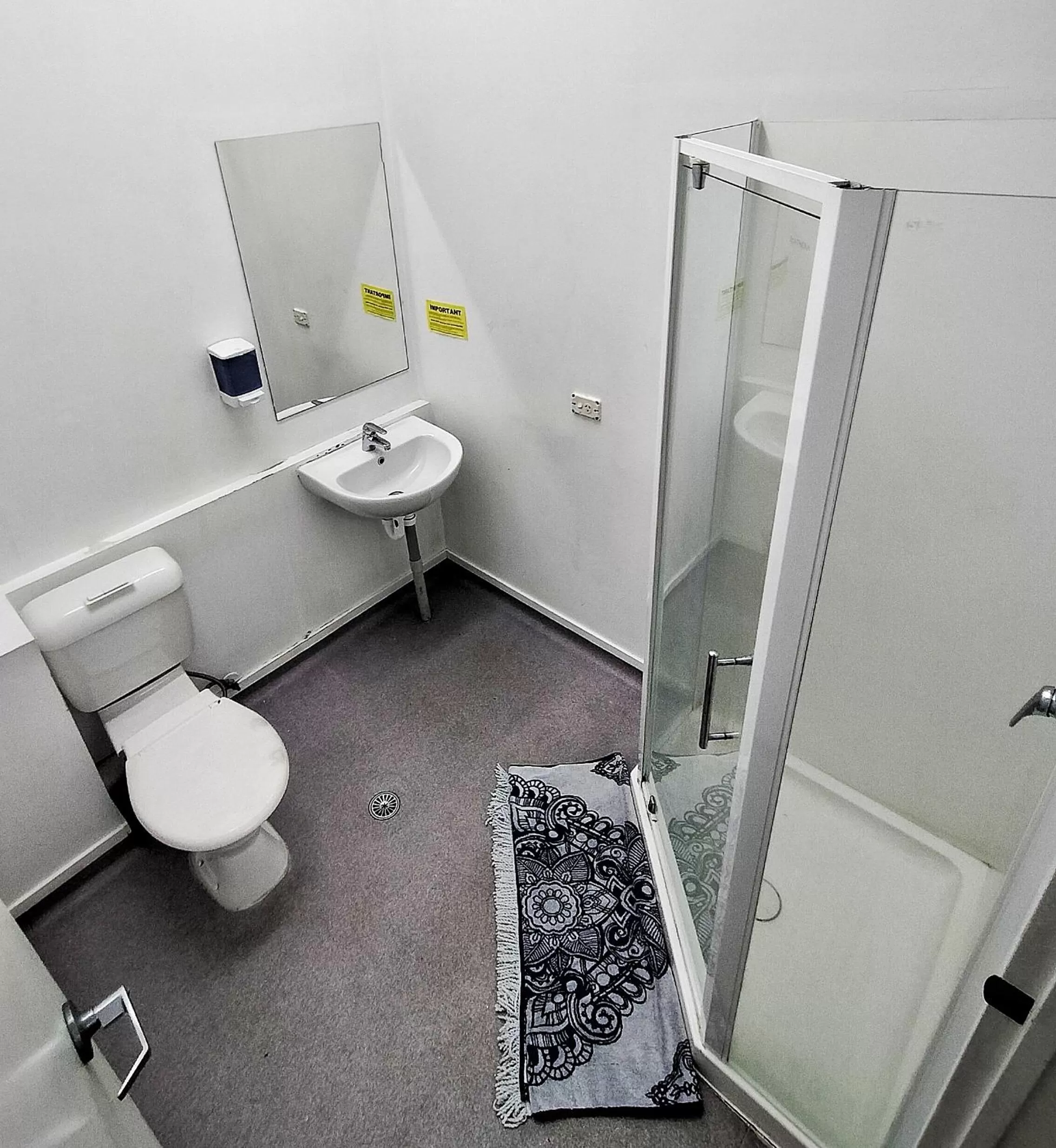 Bathroom in Surf 'N' Snow Backpackers Across Sky Tower