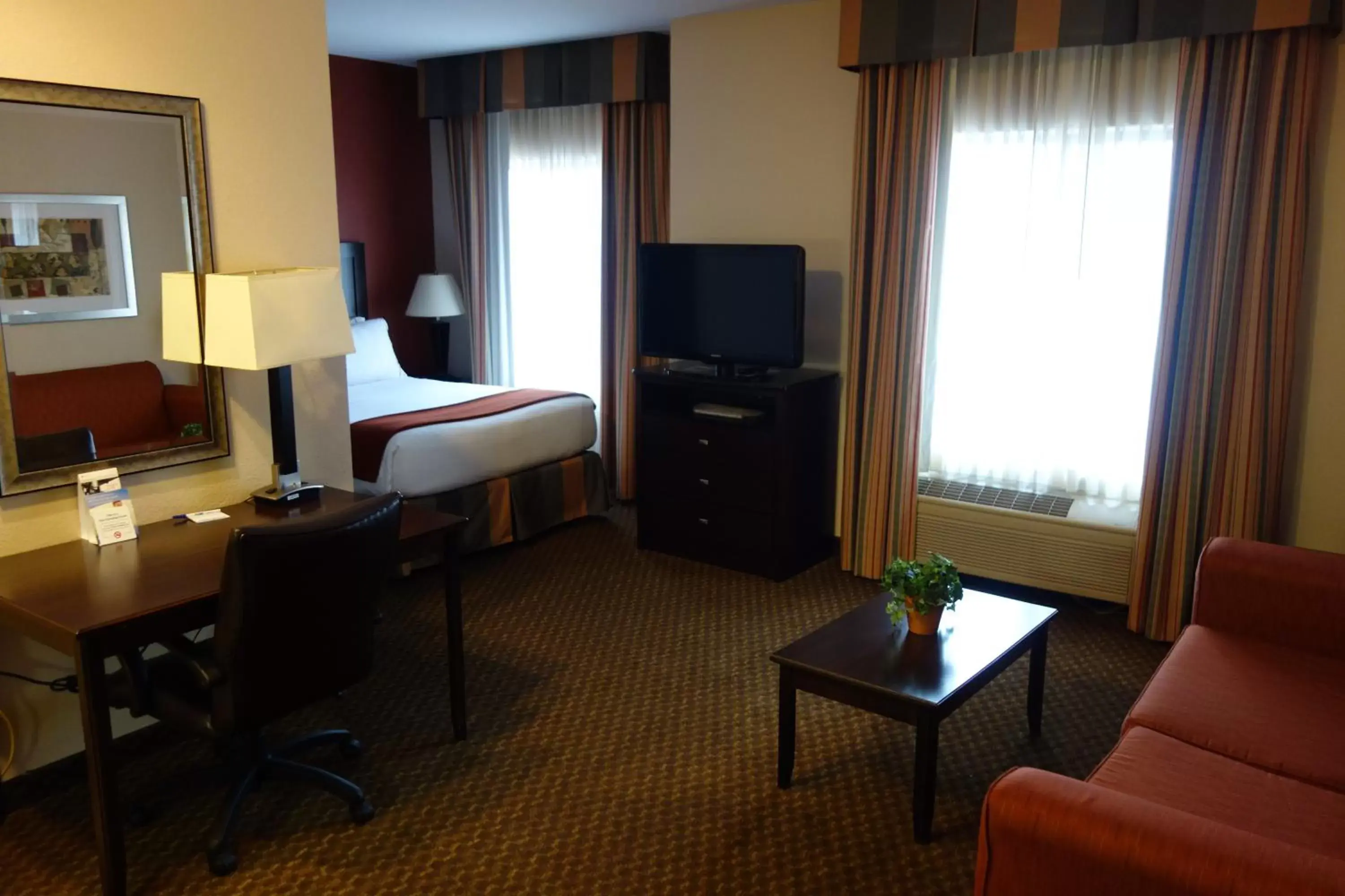 Bedroom, TV/Entertainment Center in Holiday Inn Express Hotel & Suites Pleasant Prairie-Kenosha, an IHG Hotel