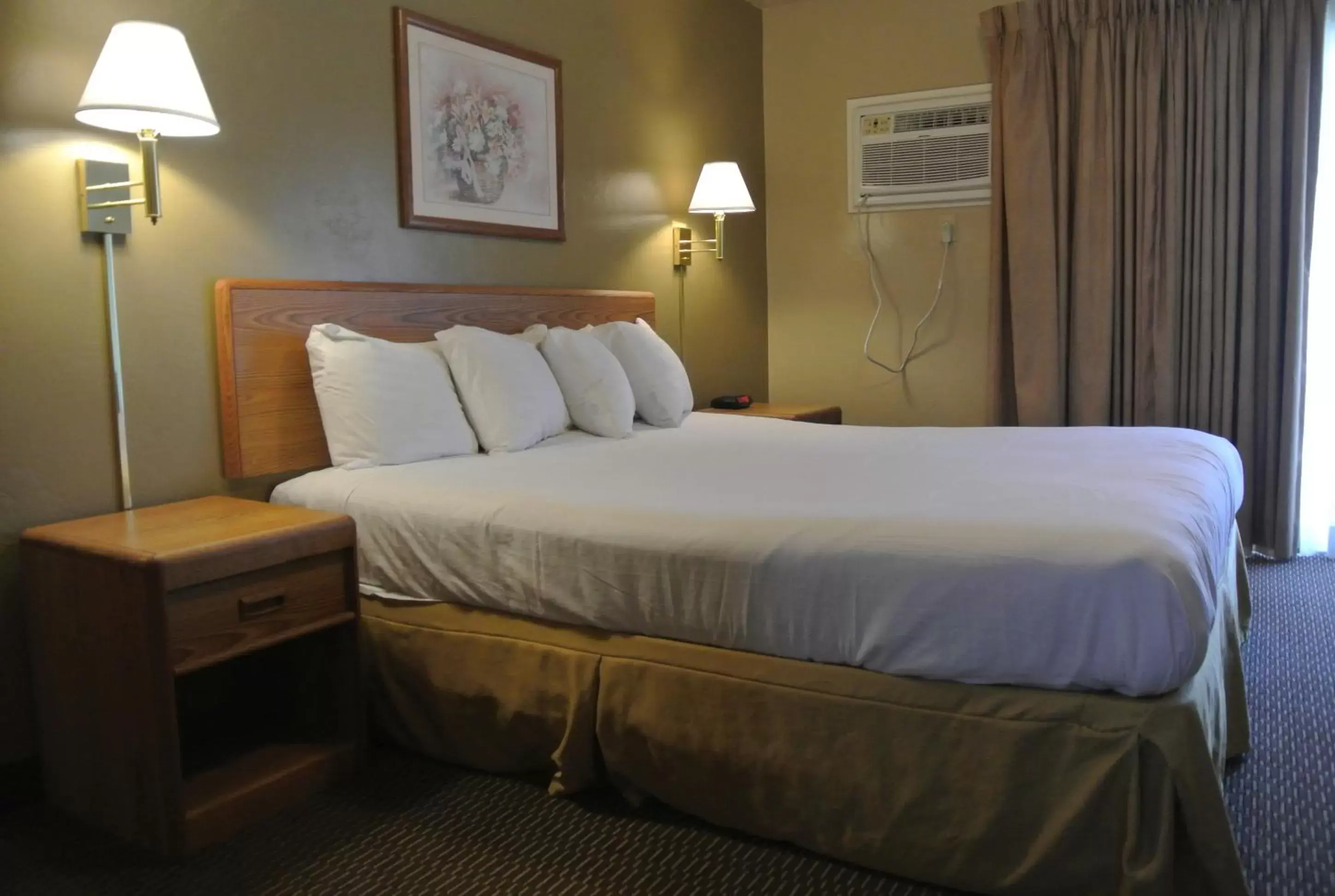 Bed in Vino Inn & Suites