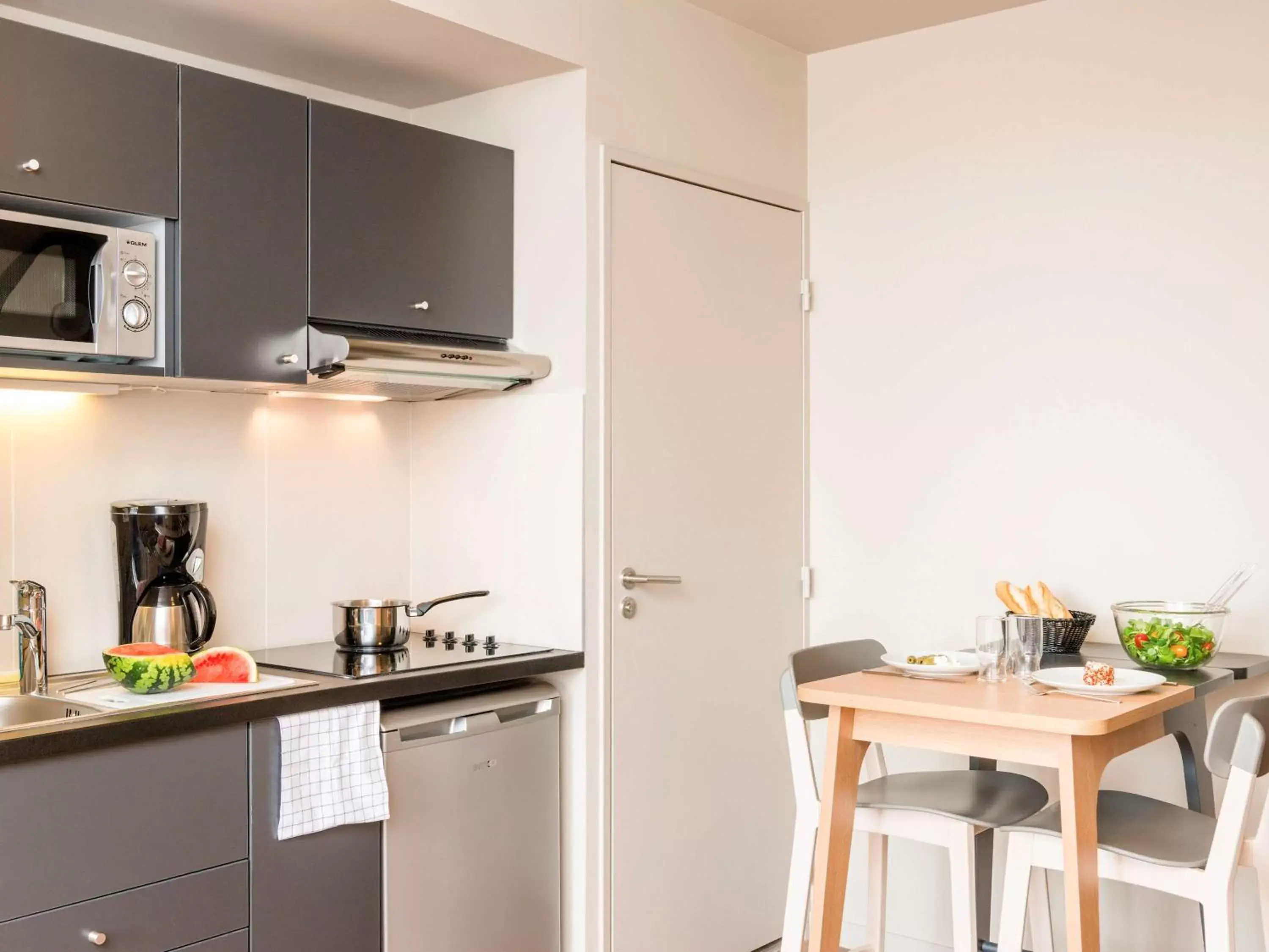 Photo of the whole room, Kitchen/Kitchenette in Aparthotel Adagio Access Paris Massy Gare