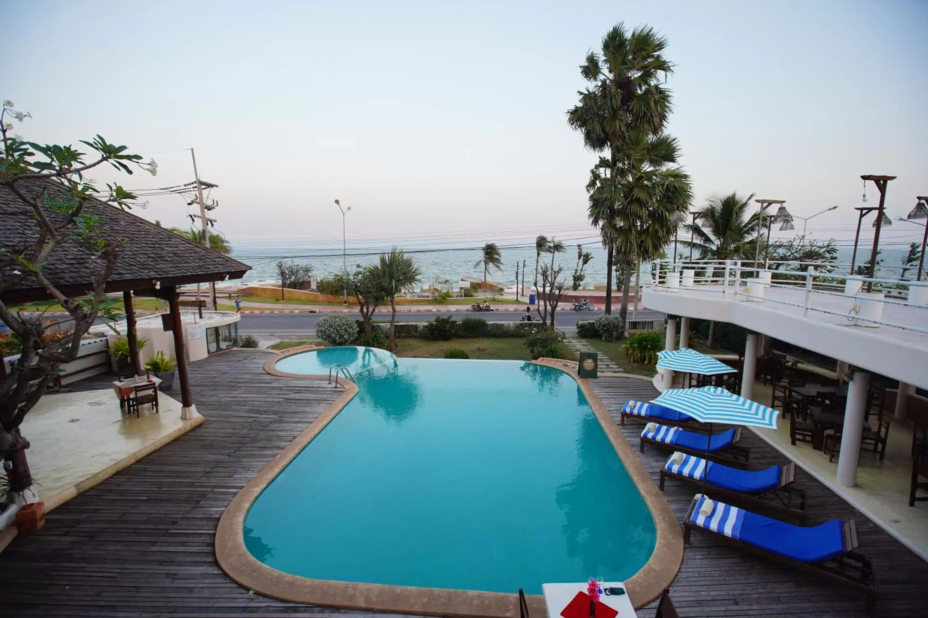 Pool view in Tanaosri Resort