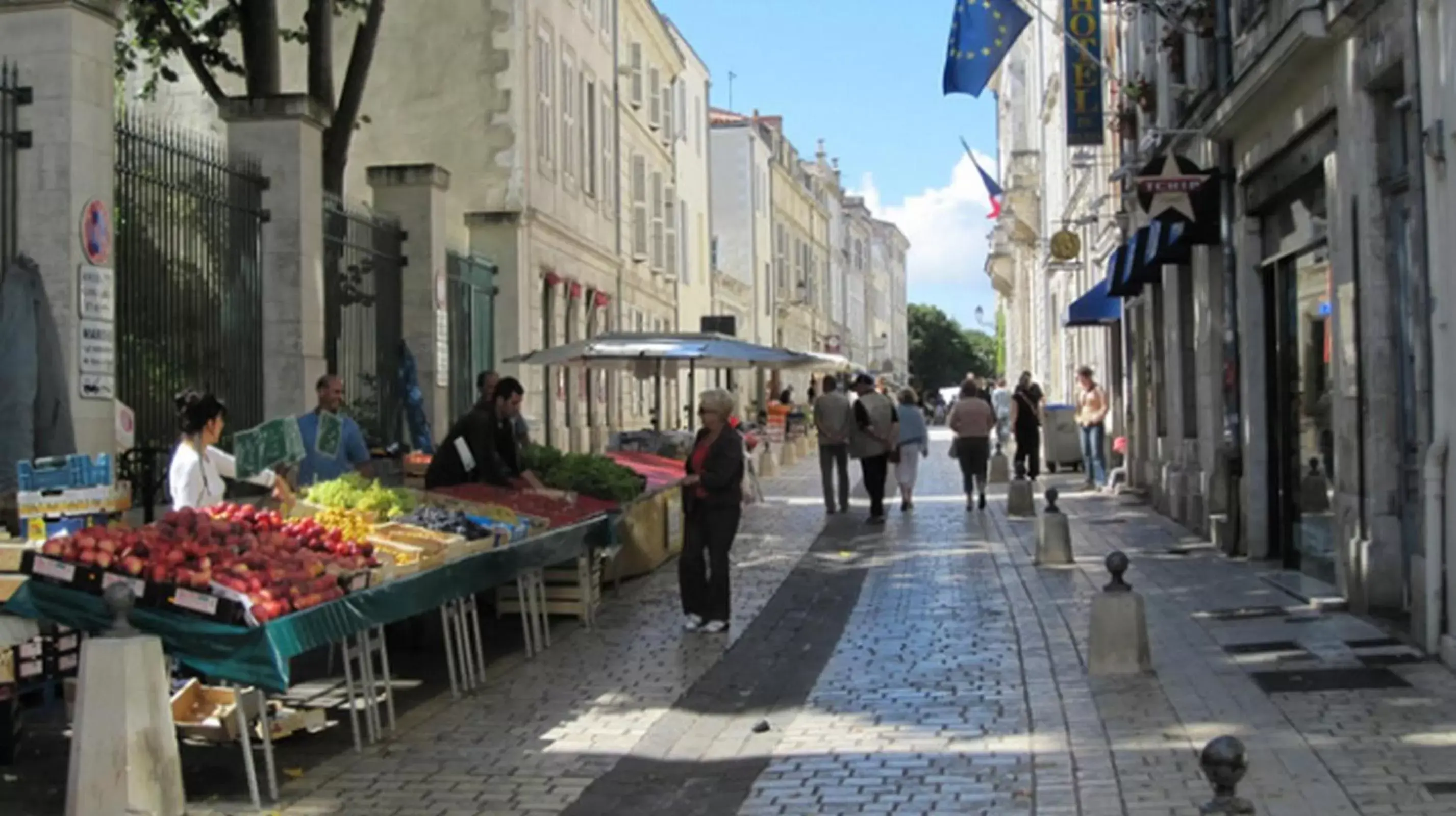 People, Neighborhood in Séjours & Affaires La Rochelle Les Minimes