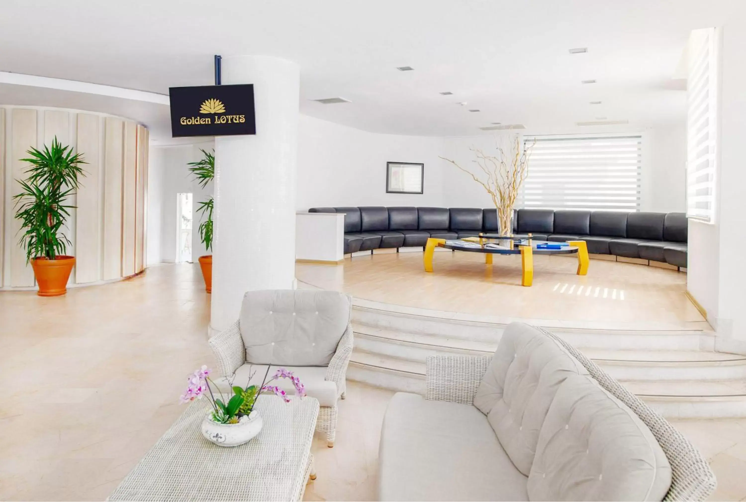 Lobby or reception, Seating Area in Golden Lotus Hotel