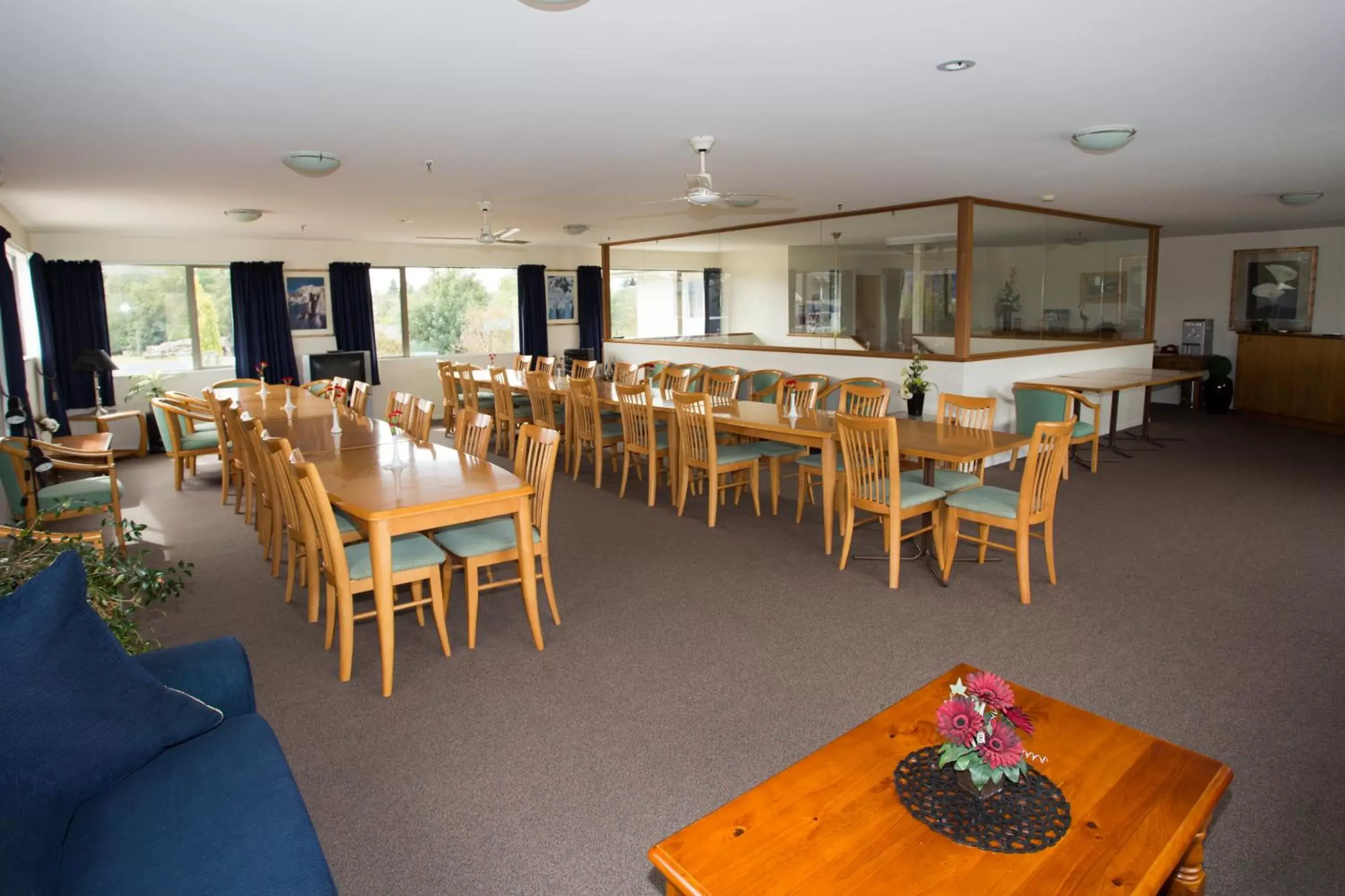 Business facilities, Restaurant/Places to Eat in The Lodge