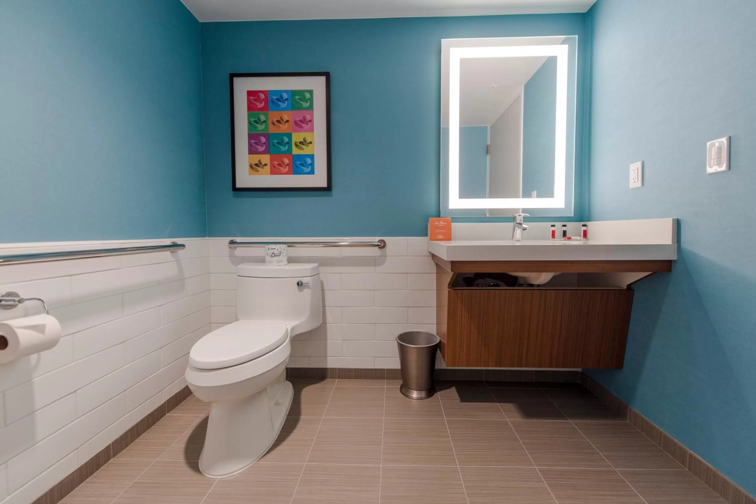 Toilet in Howard Johnson by Wyndham Anaheim Hotel and Water Playground