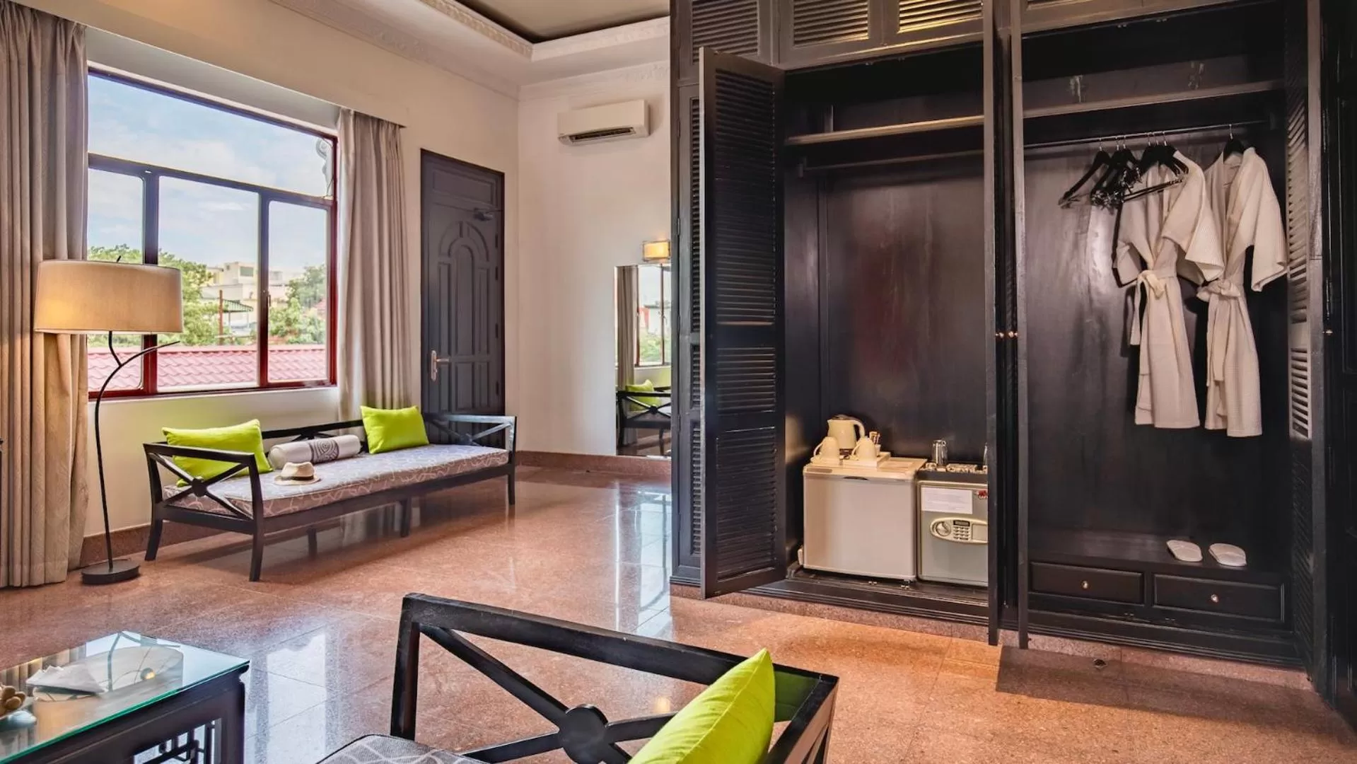 Living room in White Mansion 白色公馆