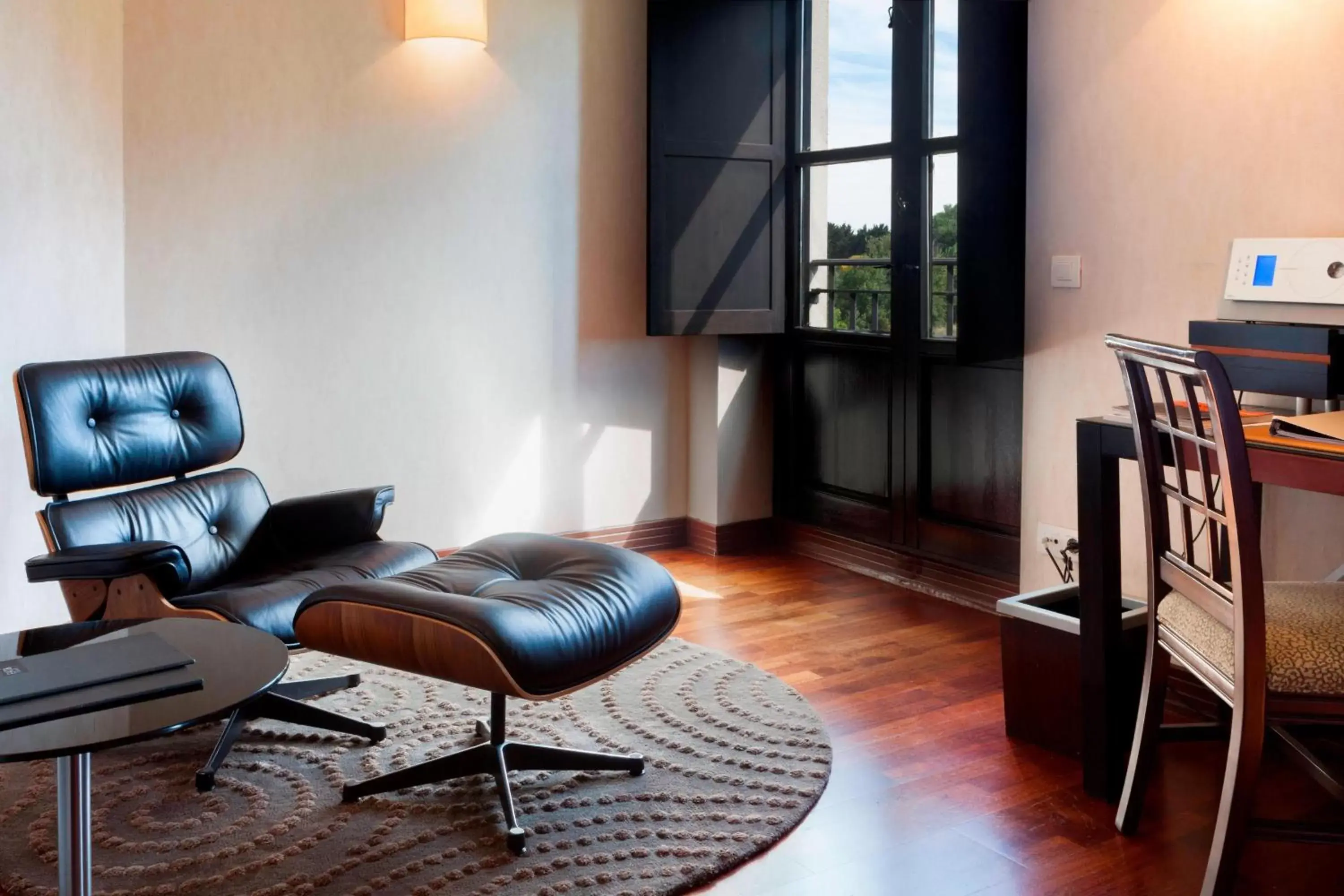 Photo of the whole room, Seating Area in AC Hotel Palacio de Santa Ana by Marriott