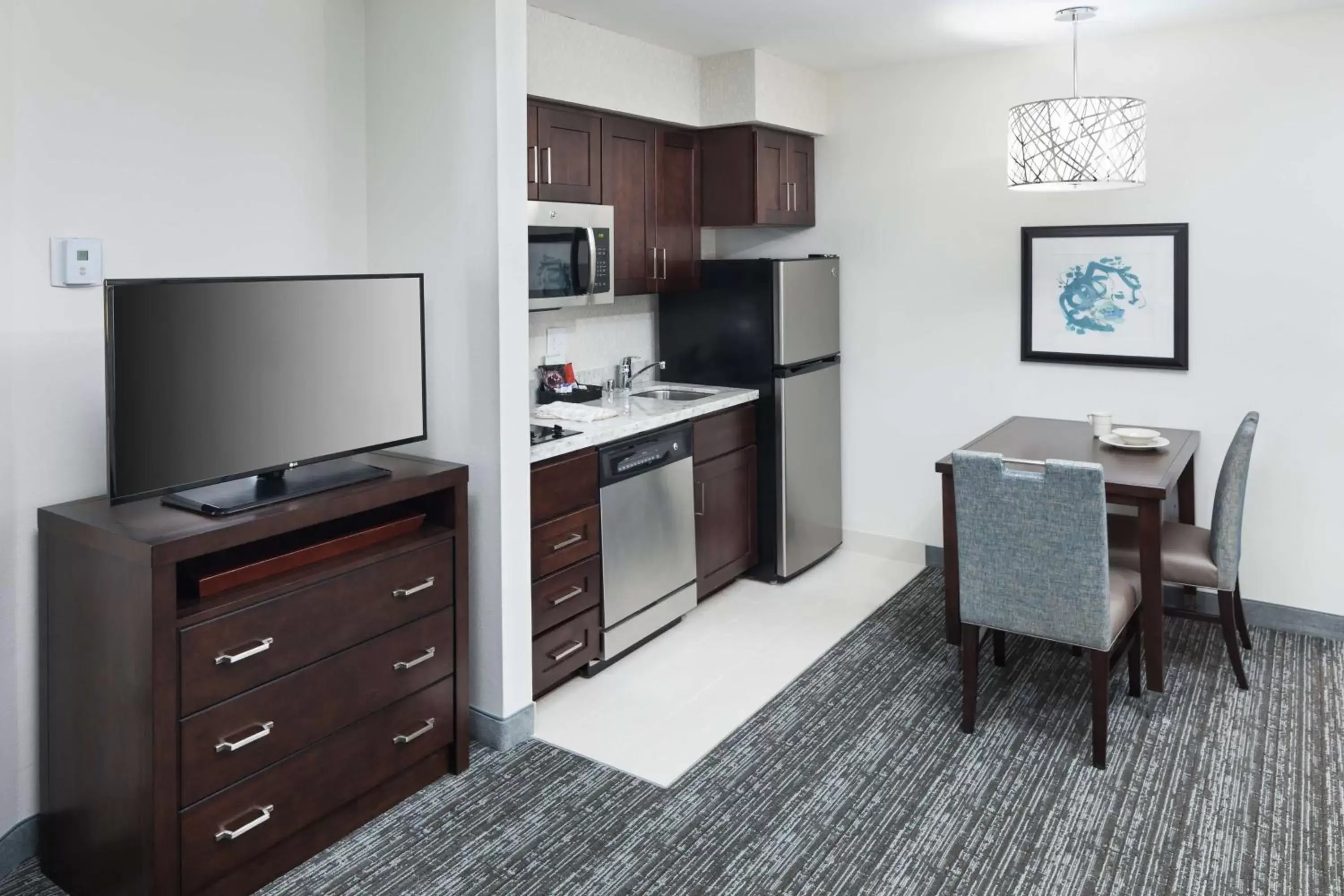 Living room, Kitchen/Kitchenette in Homewood Suites by Hilton Seattle-Tacoma Airport/Tukwila