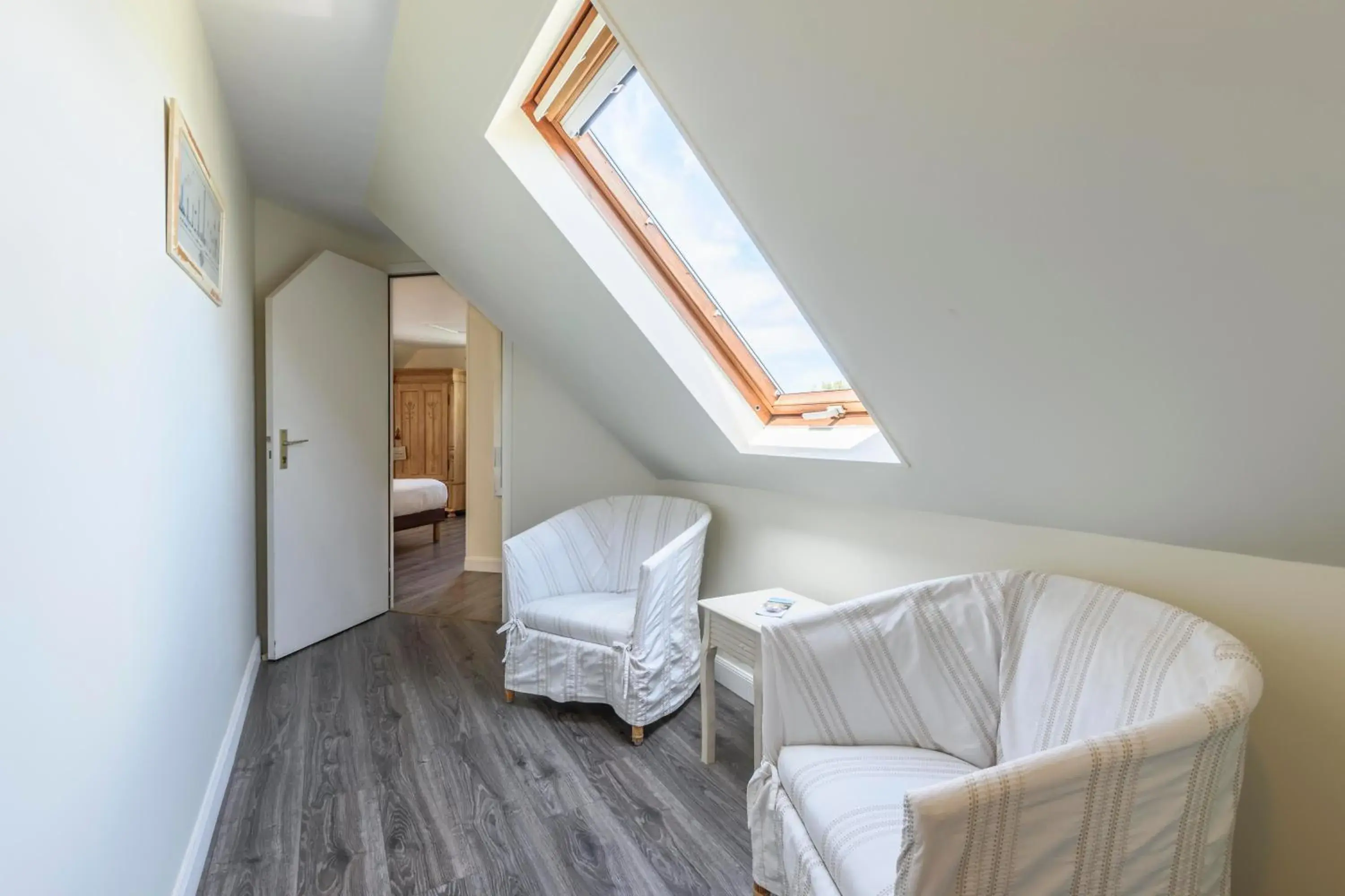 Bedroom, Seating Area in Hotel Le Clos Fleuri