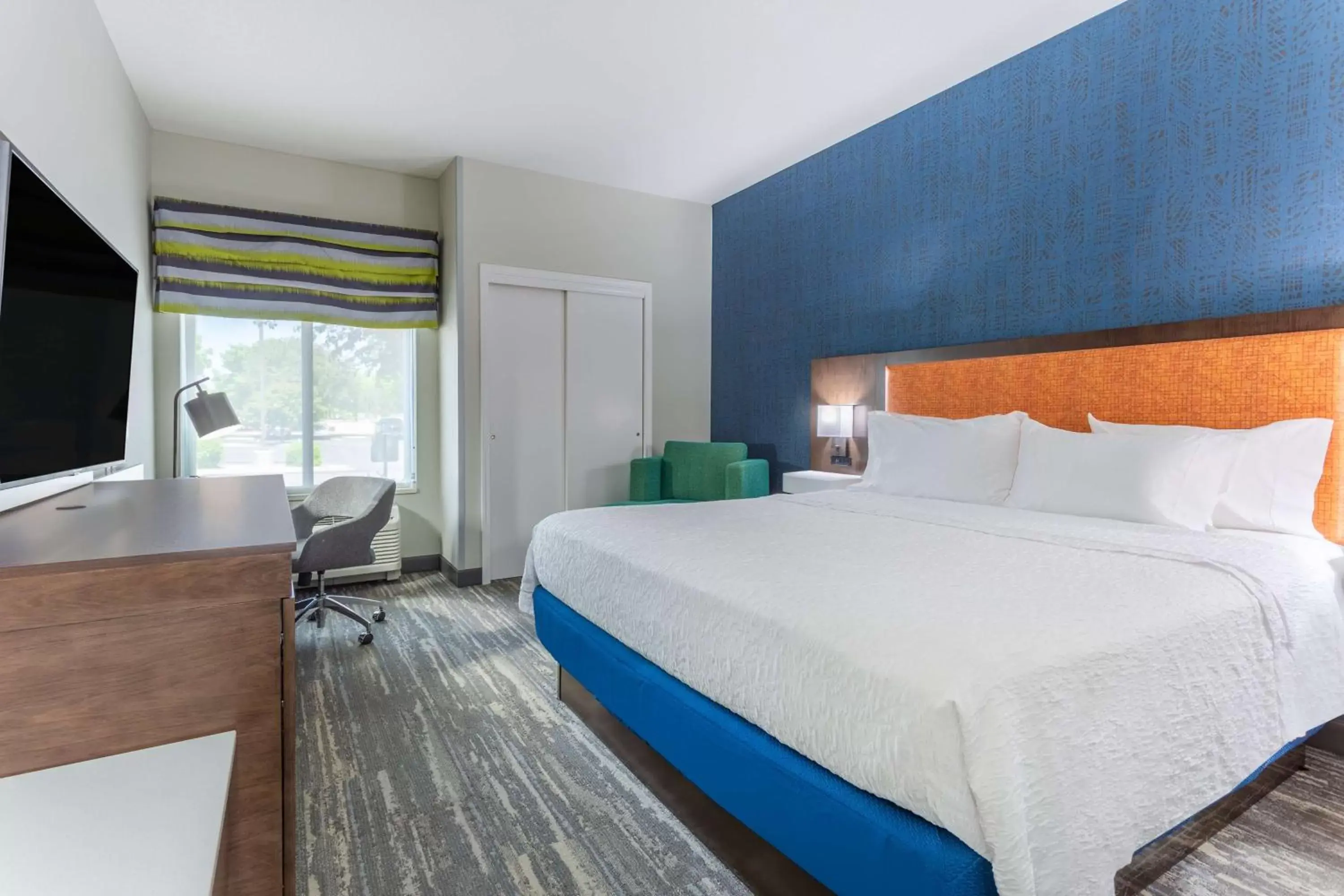 Bedroom, Bed in Hampton Inn Sioux Falls