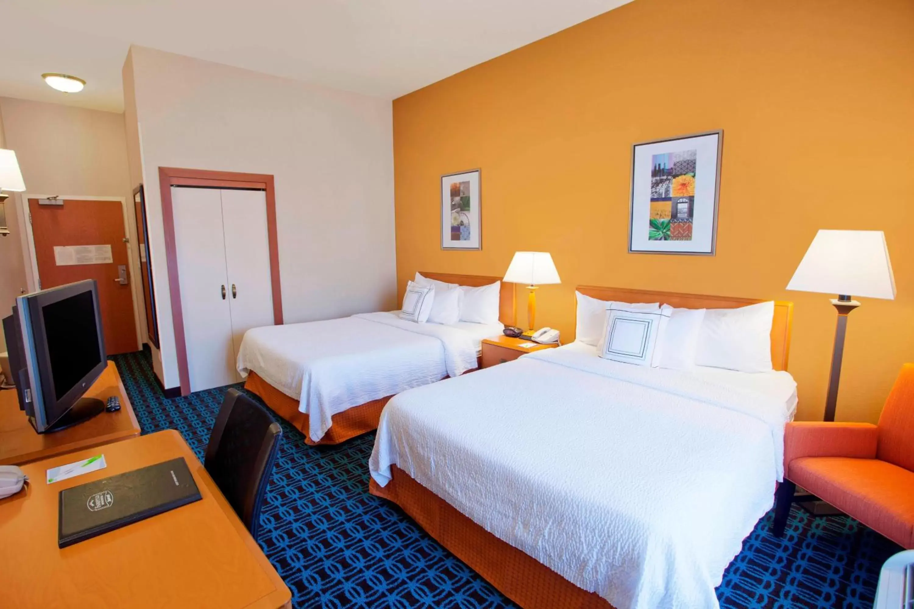 Photo of the whole room, Bed in Fairfield Inn & Suites Detroit Metro Airport Romulus