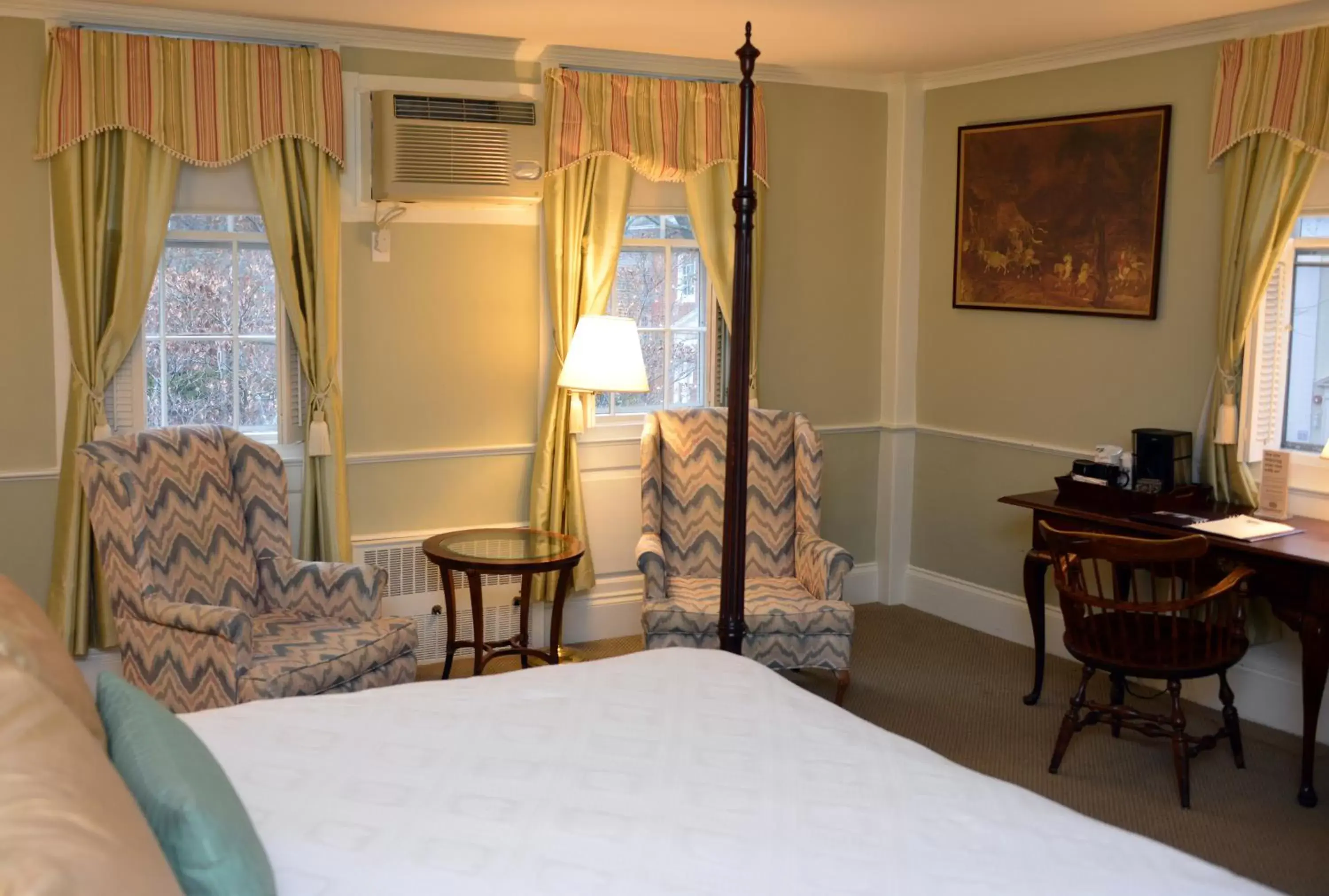 Seating area, Bed in Concord's Colonial Inn