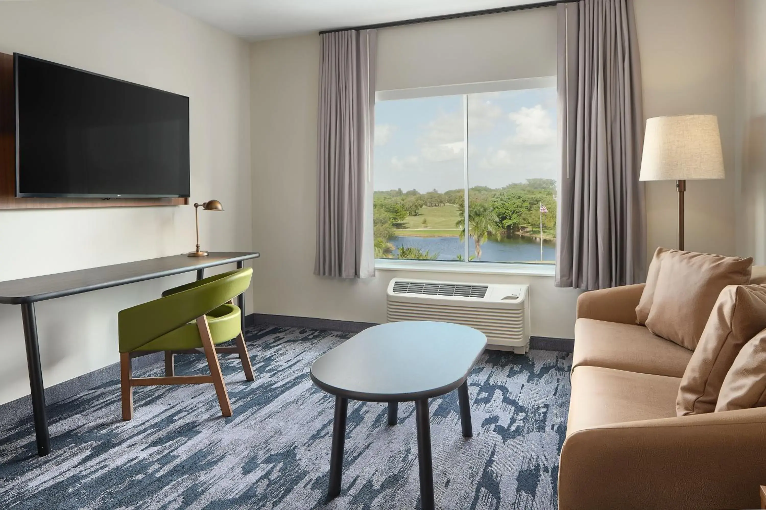 Living room, TV/Entertainment Center in Fairfield Inn & Suites by Marriott Fort Lauderdale Northwest