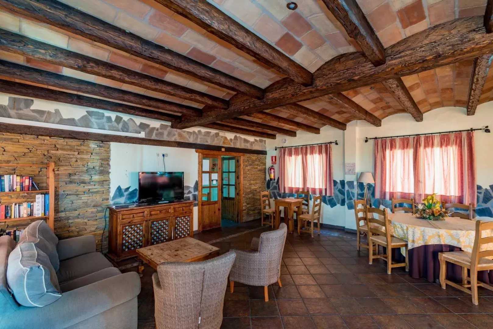 Communal lounge/ TV room, Restaurant/Places to Eat in Hotel Rural Almazara