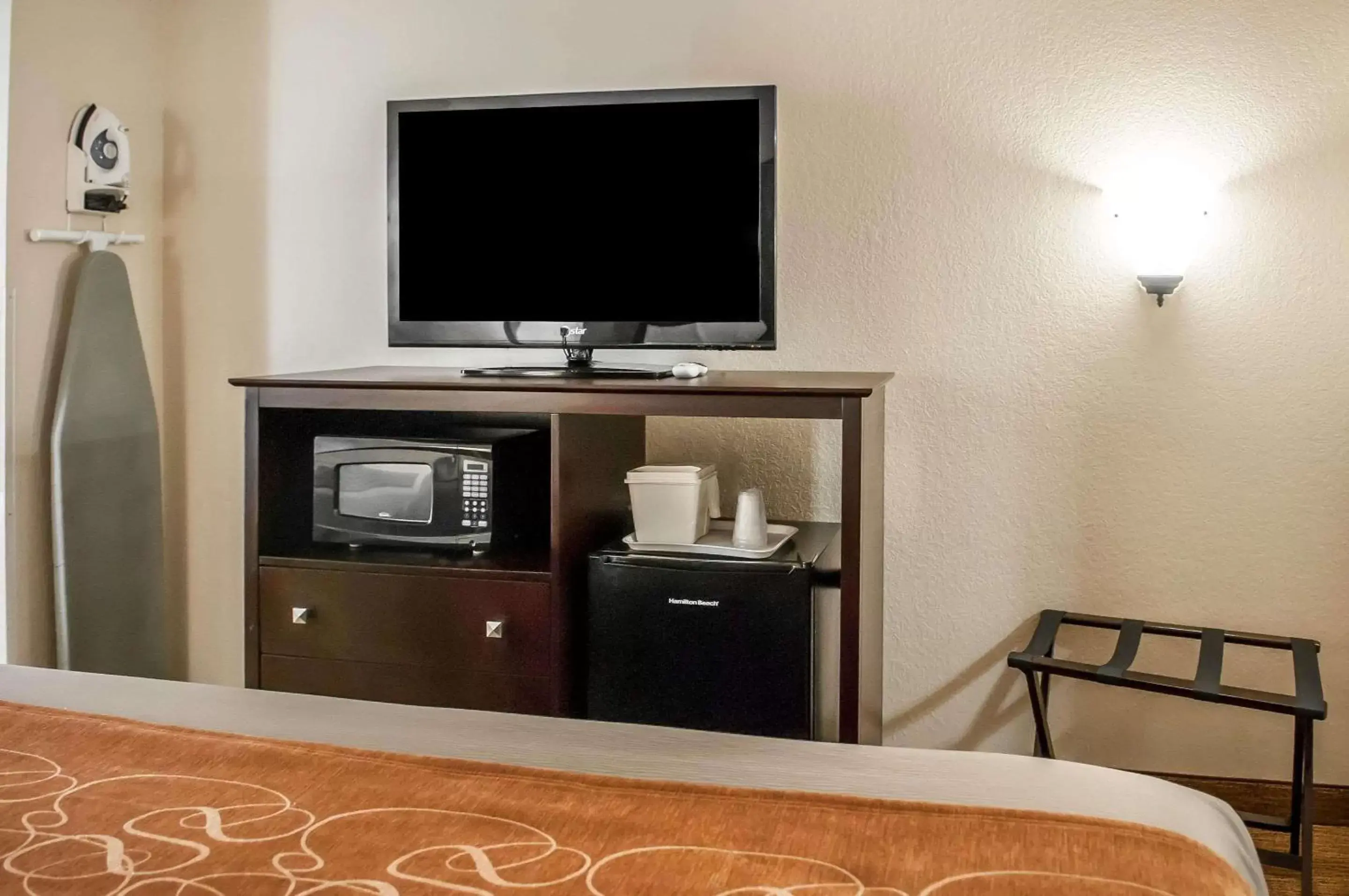 Photo of the whole room, TV/Entertainment Center in Comfort Suites Albuquerque