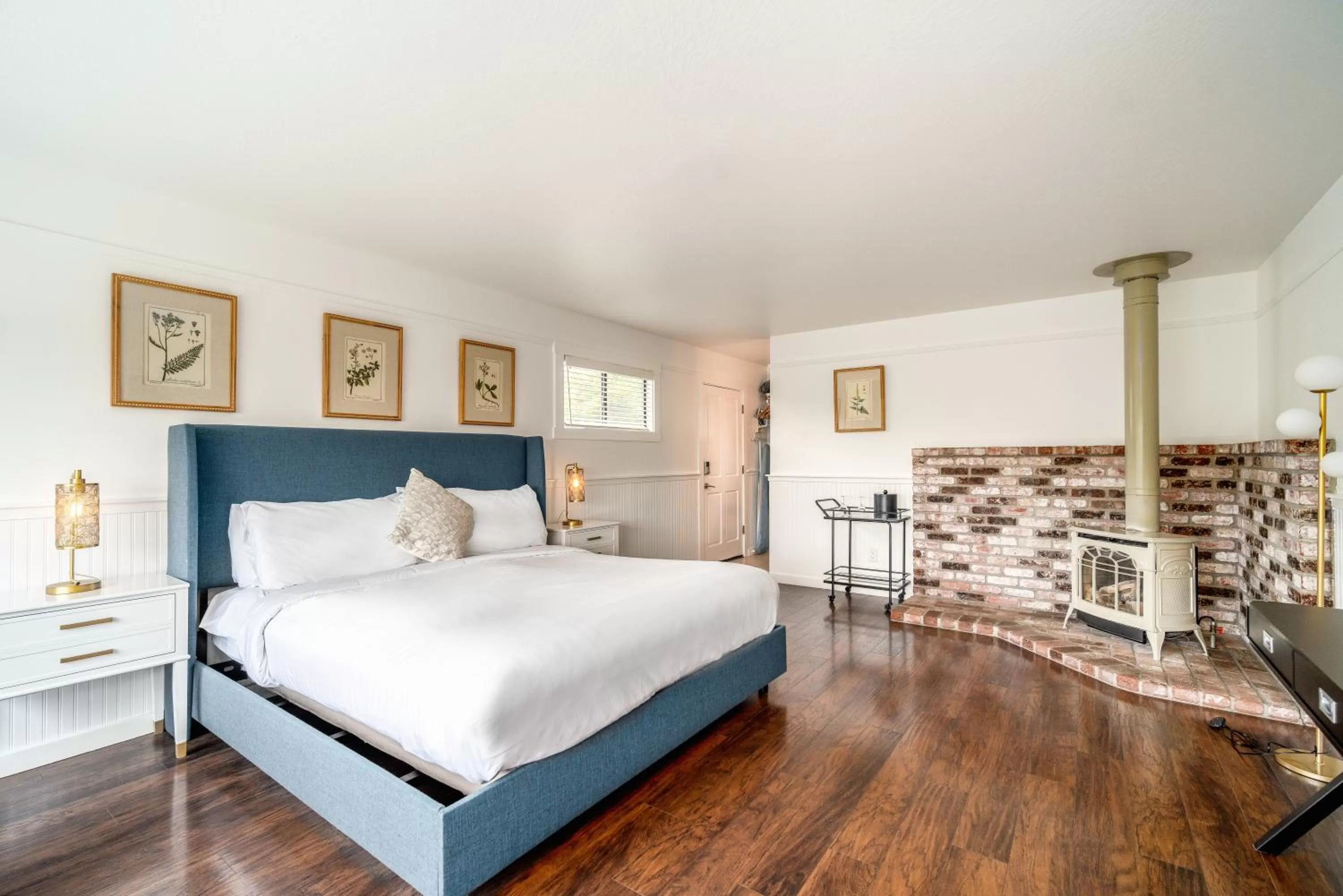 Bed in Agate Cove Inn