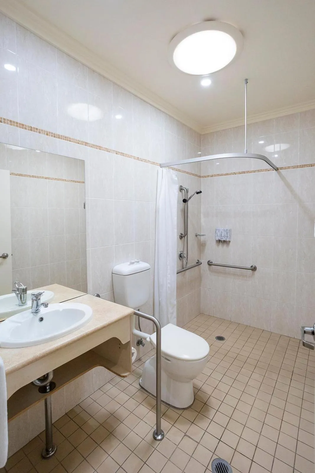 Shower in Hawkesbury Race Club Motel