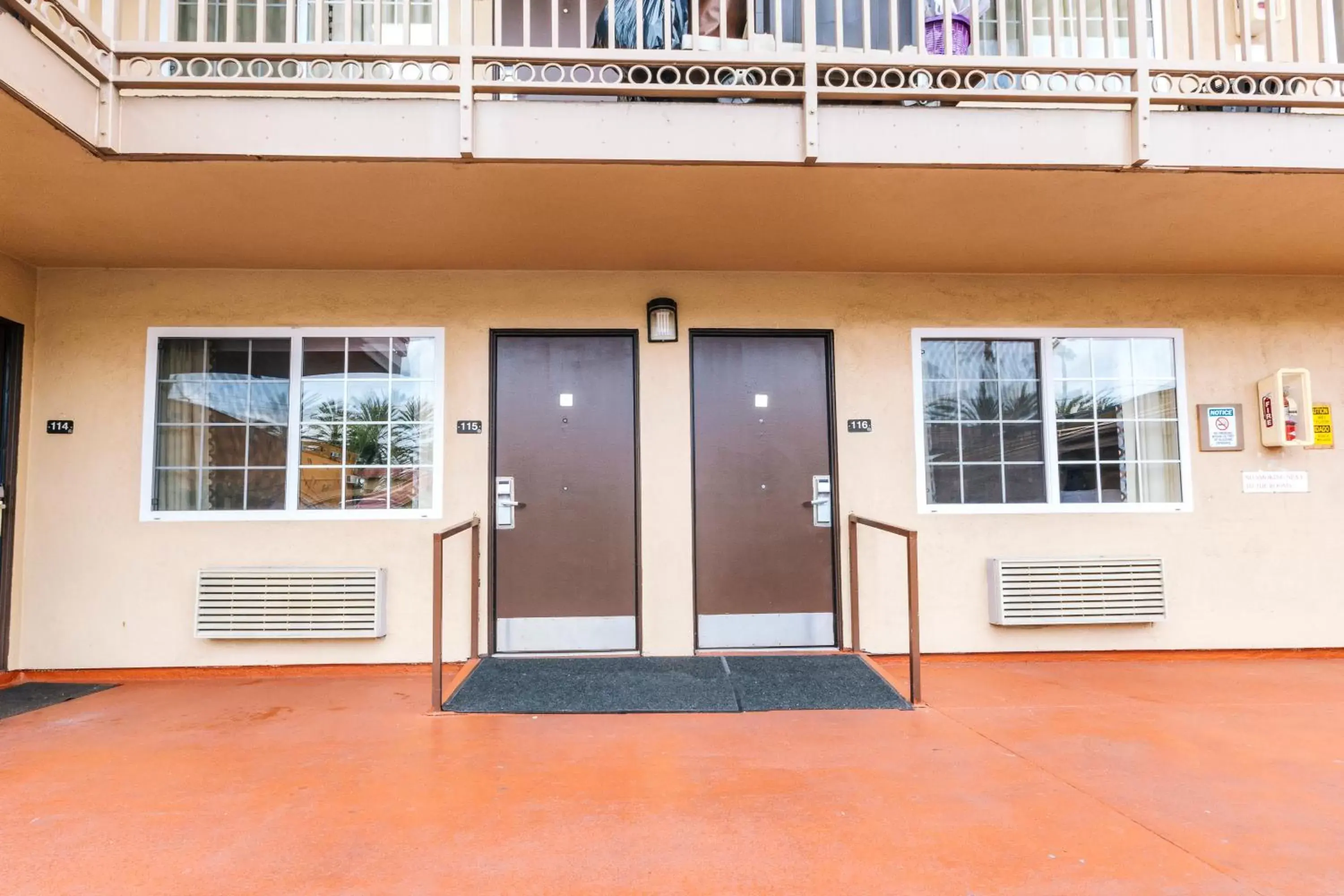 Facade/entrance in Anaheim Discovery Inn and Suites Facade/entrance in Anaheim Discovery Inn and Suites