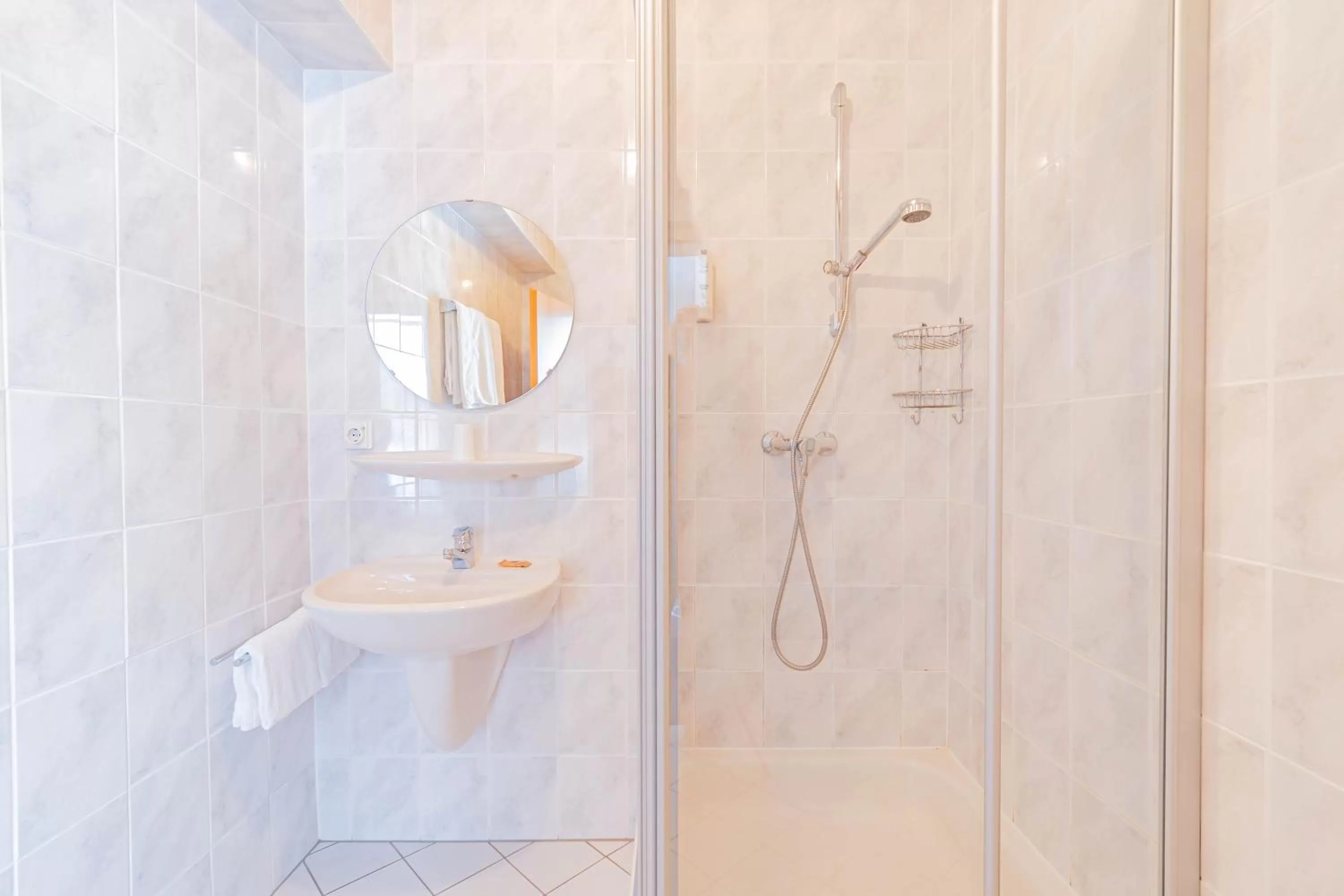 Shower in Hôtel Le Petit Poète